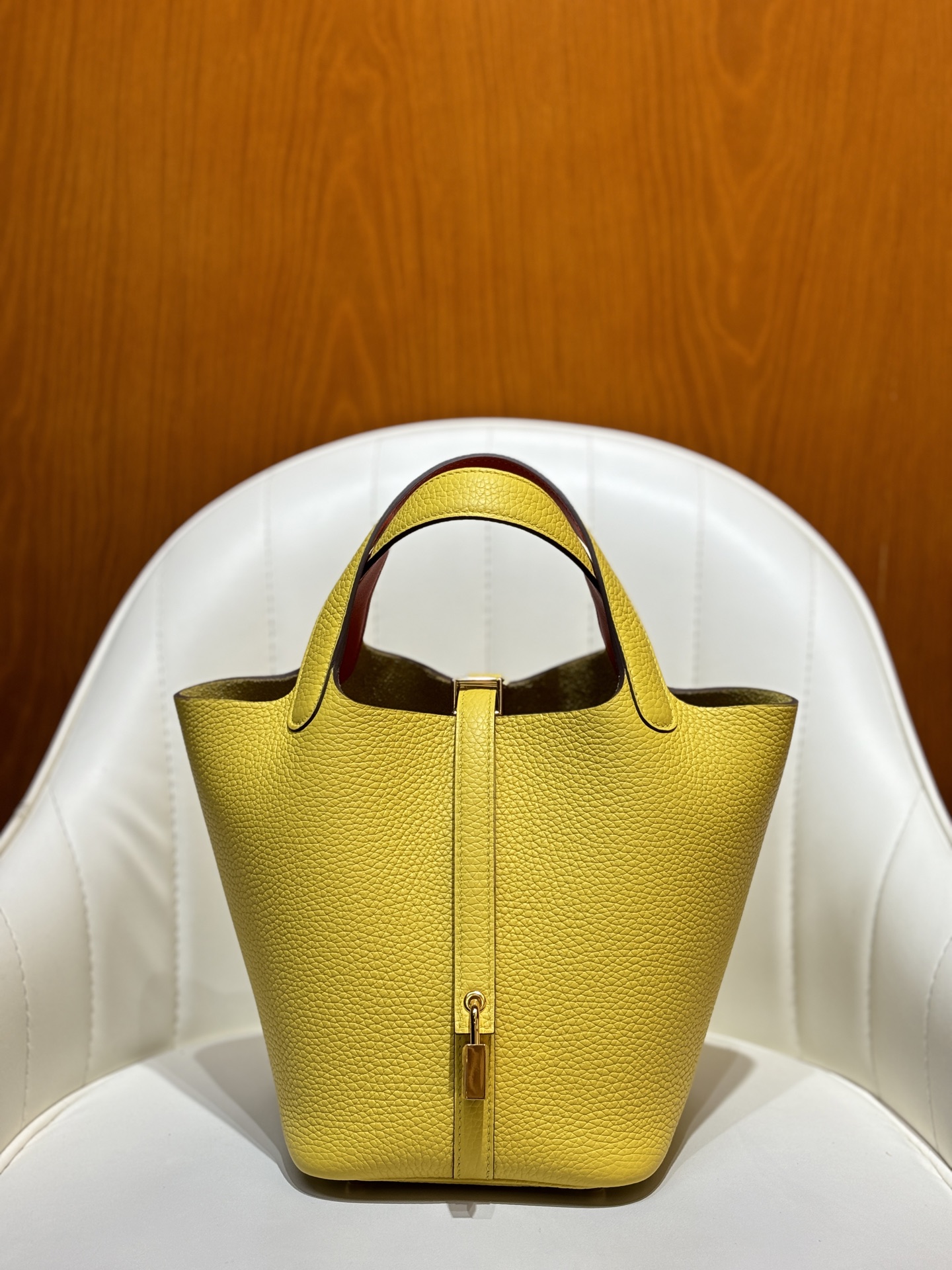 NO:699834,TC Nabrat yellow with Swift poppy orange/gold buckle 18CM vegetable basket fully handmade silver buckle in stock TC leather fully handmade full wax thread sewing real shot details, Hermes, hermes, stuart weitzman, Hermes,19860909TC那不叻黄拼Swift罂粟橙/金扣 18CM 菜篮子全手工银扣现货TC皮质全手工全蜡线缝制实拍细节图,爱马仕,hermes,stuart weitzman,Hermes,,Bag