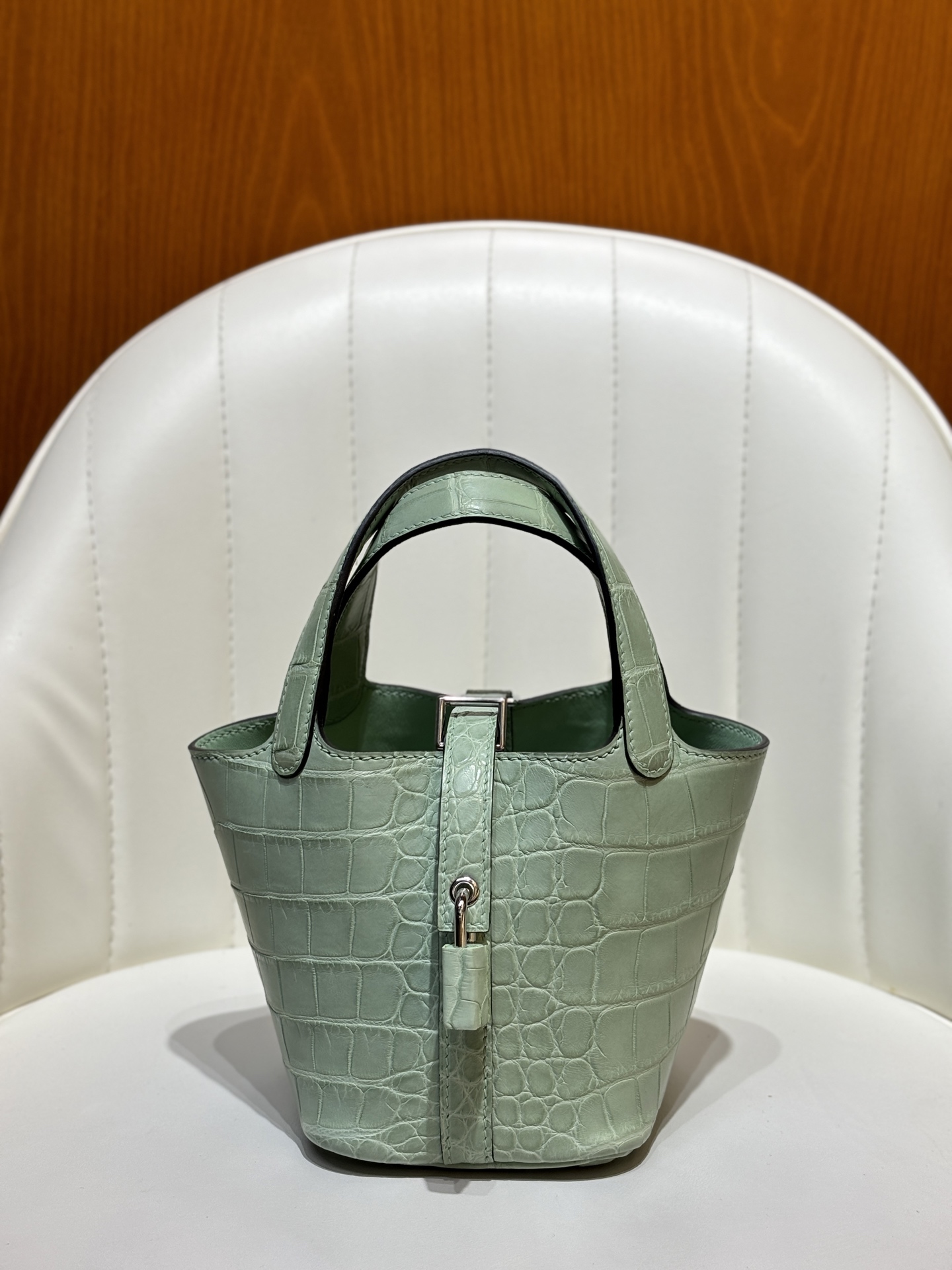 NO:699902,Mint green/silver buckle icoton vegetable basket 14CM American crocodile skin, fully handmade and in stock, other colors can be ordered, Hermes, hermes, crocodile skin, Hermes,19860909薄荷绿/银扣 icoton 菜篮子 14CM 美洲鳄鱼皮 全手工现货 其他颜色均可预定,爱马仕,hermes,crocodile skin,Hermes,,Bag