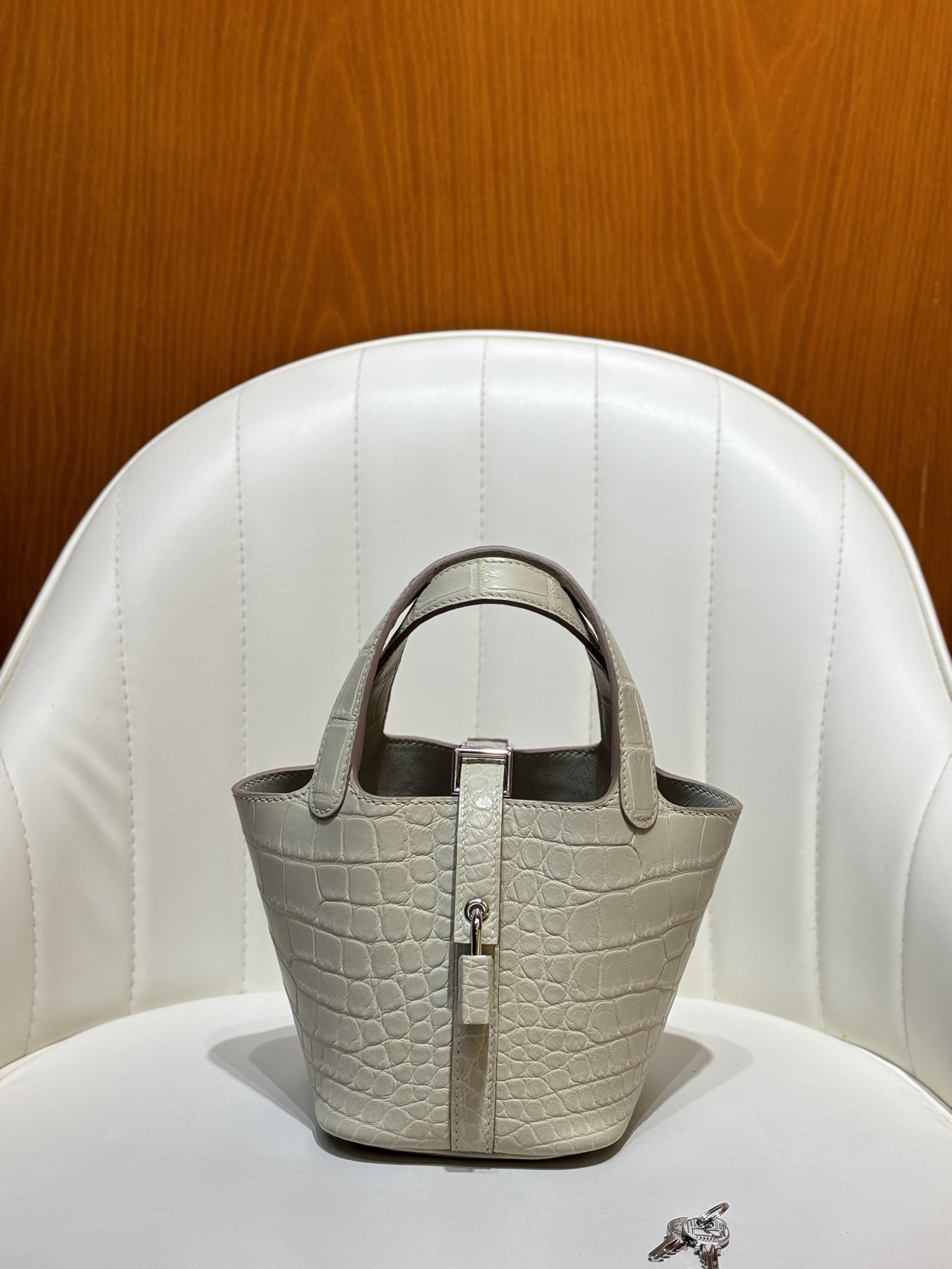 NO:699905,Glacier white/silver buckle icoton vegetable basket 14CM American crocodile skin, fully handmade and in stock, other colors can be ordered, Hermes, hermes, crocodile skin, Hermes,19860909冰川白/银扣 icoton 菜篮子 14CM 美洲鳄鱼皮 全手工现货 其他颜色均可预定,爱马仕,hermes,crocodile skin,Hermes,,Bag