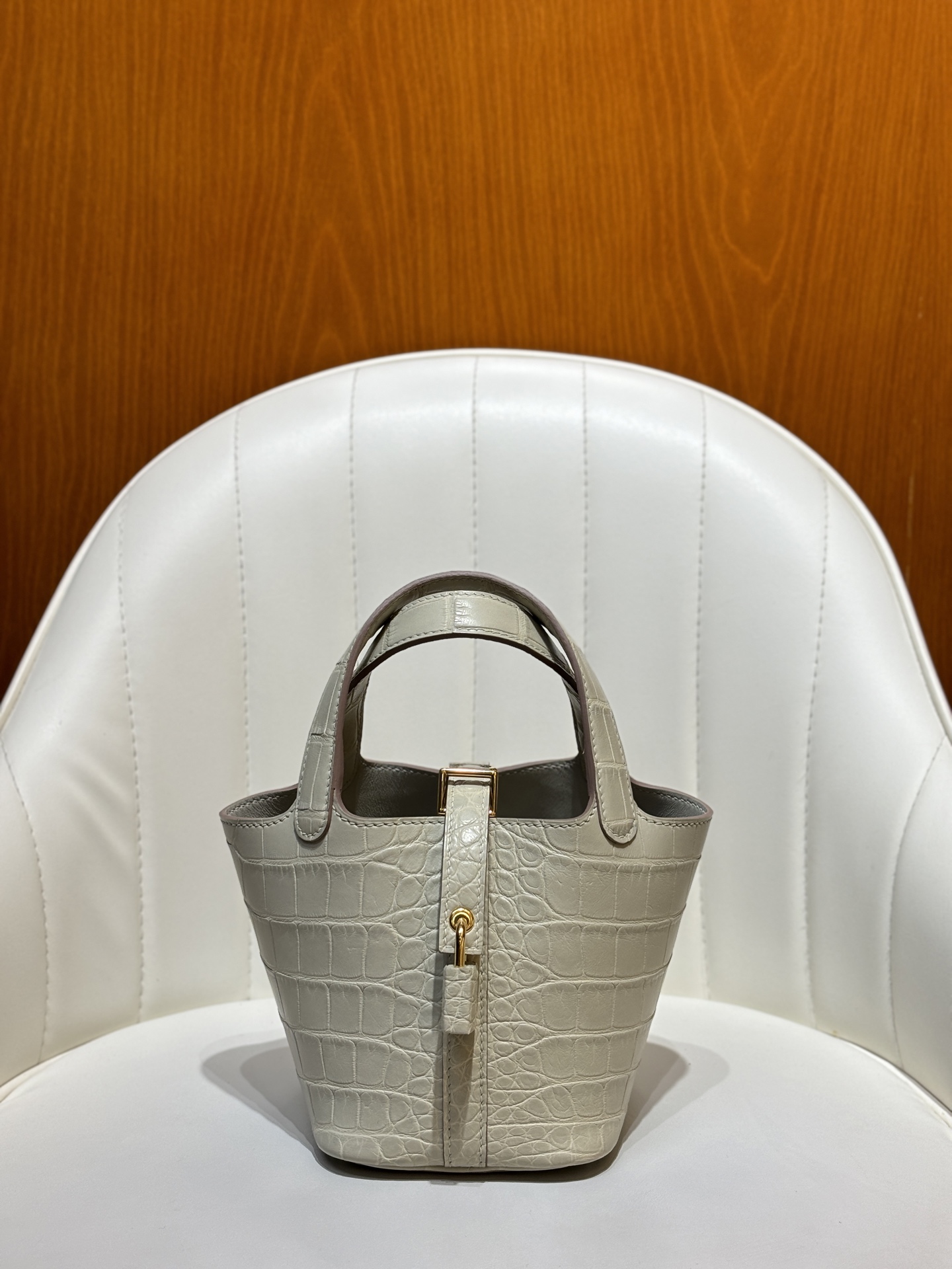 NO:699908,Glacier white/gold buckle icoton vegetable basket 14CM American crocodile skin, fully handmade and in stock, other colors can be ordered, Hermes, hermes, crocodile skin, Hermes,19860909冰川白/金扣 icoton 菜篮子 14CM 美洲鳄鱼皮 全手工现货 其他颜色均可预定,爱马仕,hermes,crocodile skin,Hermes,,Bag