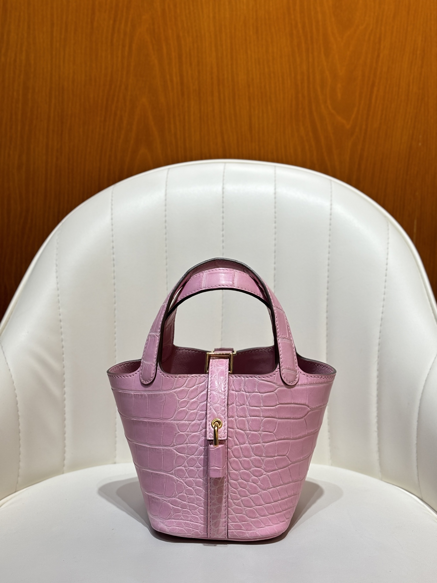 NO:699911,Cherry blossom pink/gold buckle icoton vegetable basket 14CM American crocodile skin, fully handmade in stock, other colors can be ordered, Hermes, hermes, crocodile skin, Hermes,19860909樱花粉/金扣 icoton 菜篮子 14CM 美洲鳄鱼皮 全手工现货 其他颜色均可预定,爱马仕,hermes,crocodile skin,Hermes,,Bag