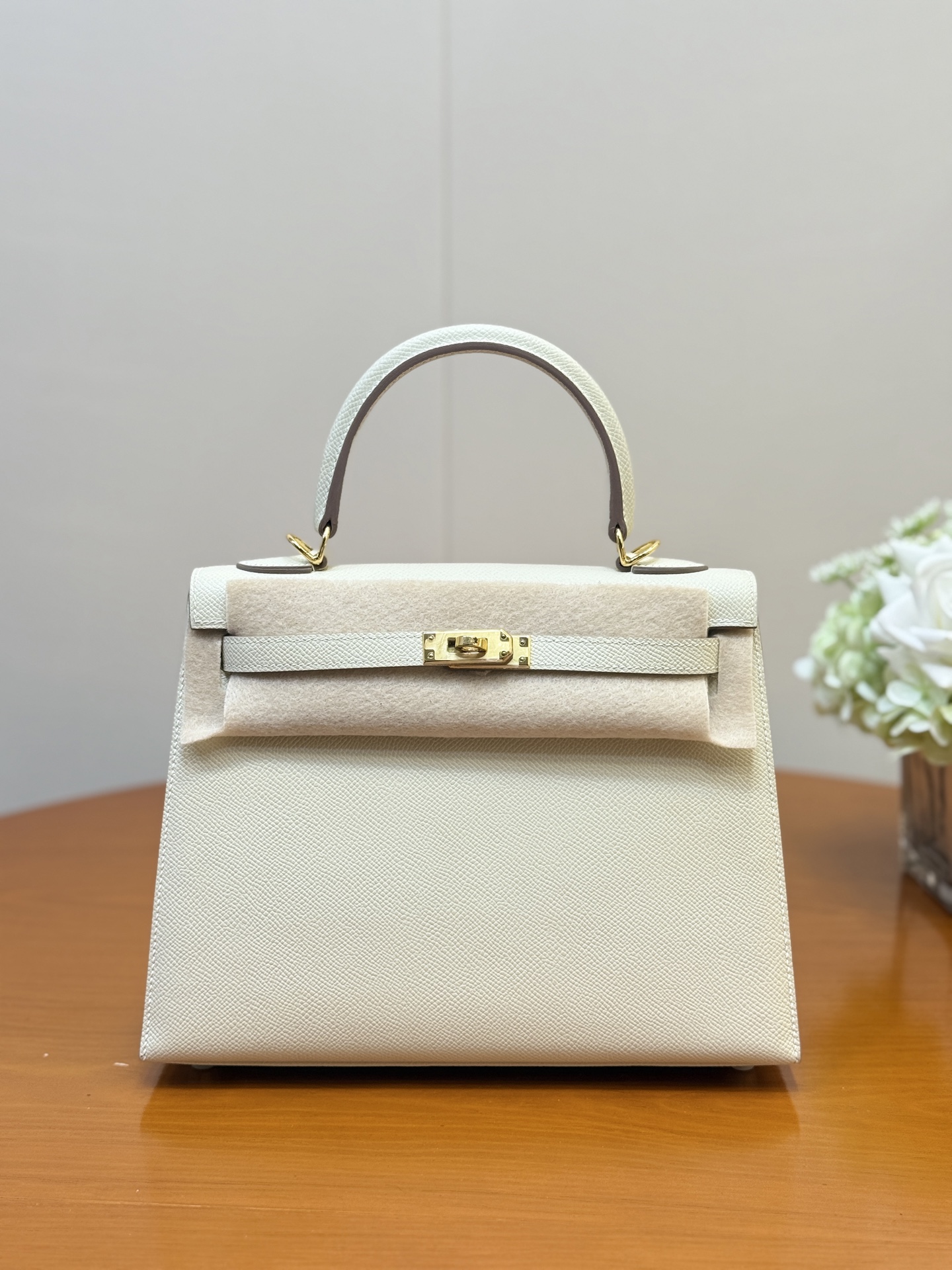 NO:700610,Kelly Esom 25cm palm print, full hand milkshake white, gold and silver buckle in stock, real shot details, Hermes, hermes, Hermes,19860909Kelly Esom 25cm 手掌纹 全手奶昔白 金银扣现货 实拍细节图,爱马仕,hermes,Hermes,,Bag