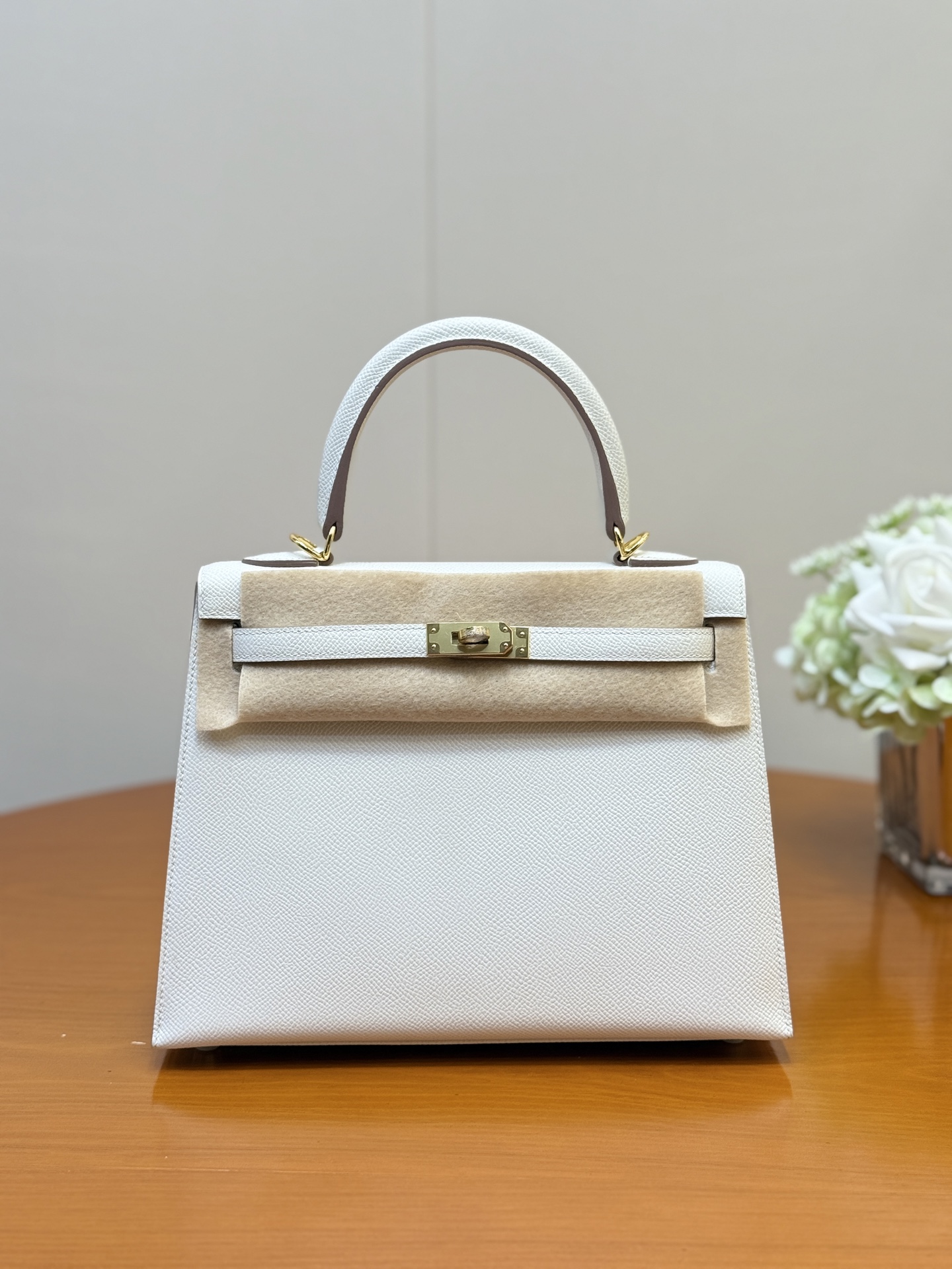 NO:700593,Kelly Esom 25cm palm print, whole hand milk gray, gold and silver buckle in stock, real shot details, Hermes, hermes, Hermes,19860909Kelly Esom 25cm 手掌纹 全手奶灰色 金银扣现货 实拍细节图,爱马仕,hermes,Hermes,,Bag