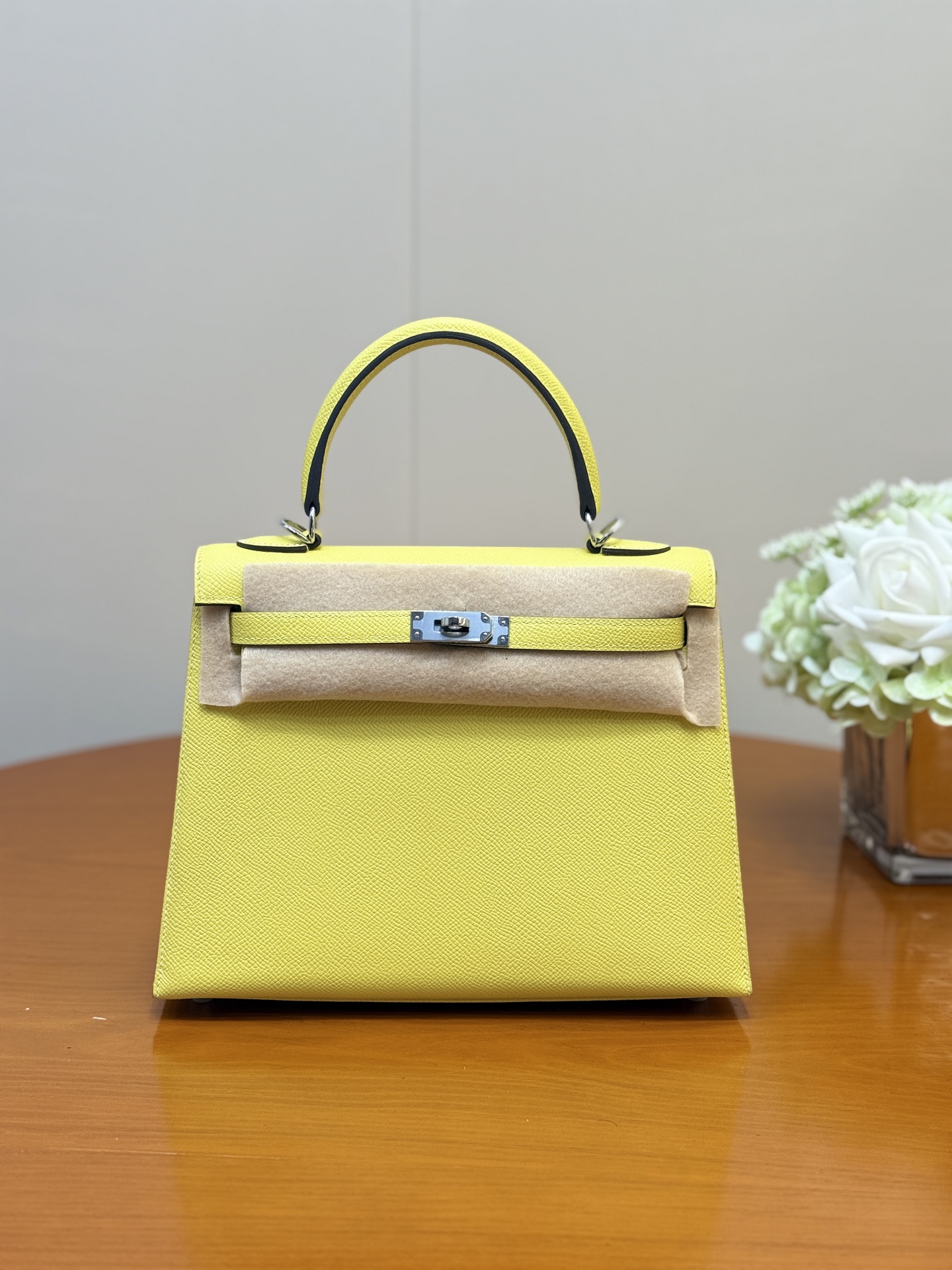 NO:700600,Kelly Esom 25cm palm print, whole hand lemon yellow, gold and silver buckle in stock, real shot details, Hermes, hermes, Hermes,19860909Kelly Esom 25cm 手掌纹 全手柠檬黄 金银扣现货 实拍细节图,爱马仕,hermes,Hermes,,Bag