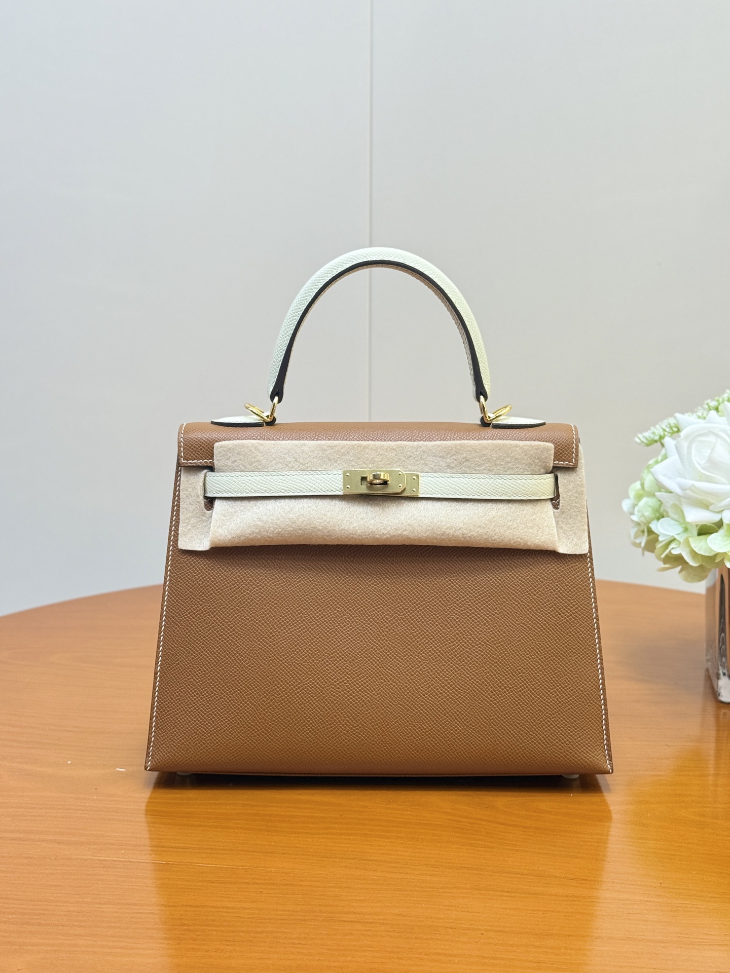 NO:700615,Kelly Esom 25cm palm print, full hand double color combination, golden brown milkshake white, gold and silver buckle in stock, real shot details, Hermes, hermes, Hermes,19860909Kelly Esom 25cm 手掌纹 全手双拼色 金棕奶昔白 金银扣现货 实拍细节图,爱马仕,hermes,Hermes,,Bag