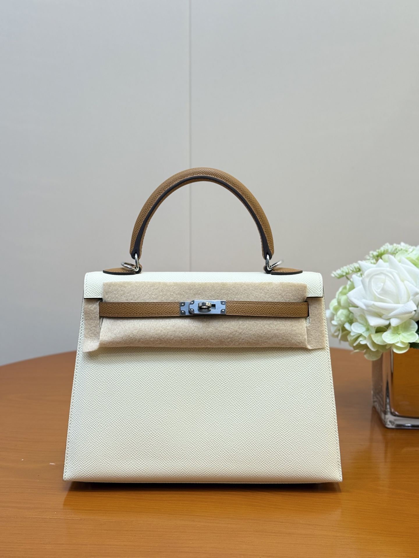 NO:700618,Kelly Esom 25cm palm print, full hand double color matching, milkshake platinum brown, gold and silver buckle in stock, real shot details, Hermes, hermes, Hermes,19860909Kelly Esom 25cm 手掌纹 全手双拼色 奶昔白金棕 金银扣现货 实拍细节图,爱马仕,hermes,Hermes,,Bag