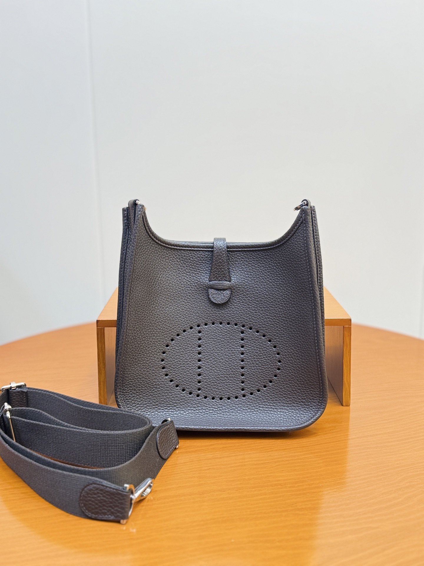 NO:700534,Evelyne Evelyne 23cm for men, original imported TC leather [ebony color] silver buckle, unisex model, limited edition, counter synchronization, handmade wax thread sewing, pure steel hardware, in stock, Hermes, Hermes,19860909男士专用 Evelyne 伊芙琳 23cm 原厂进口TC皮【乌木色】银扣 男女通用款 限量版 专柜同步 手工蜡线缝制 纯钢五金 现货,爱马仕,hermes,Hermes,,Bag