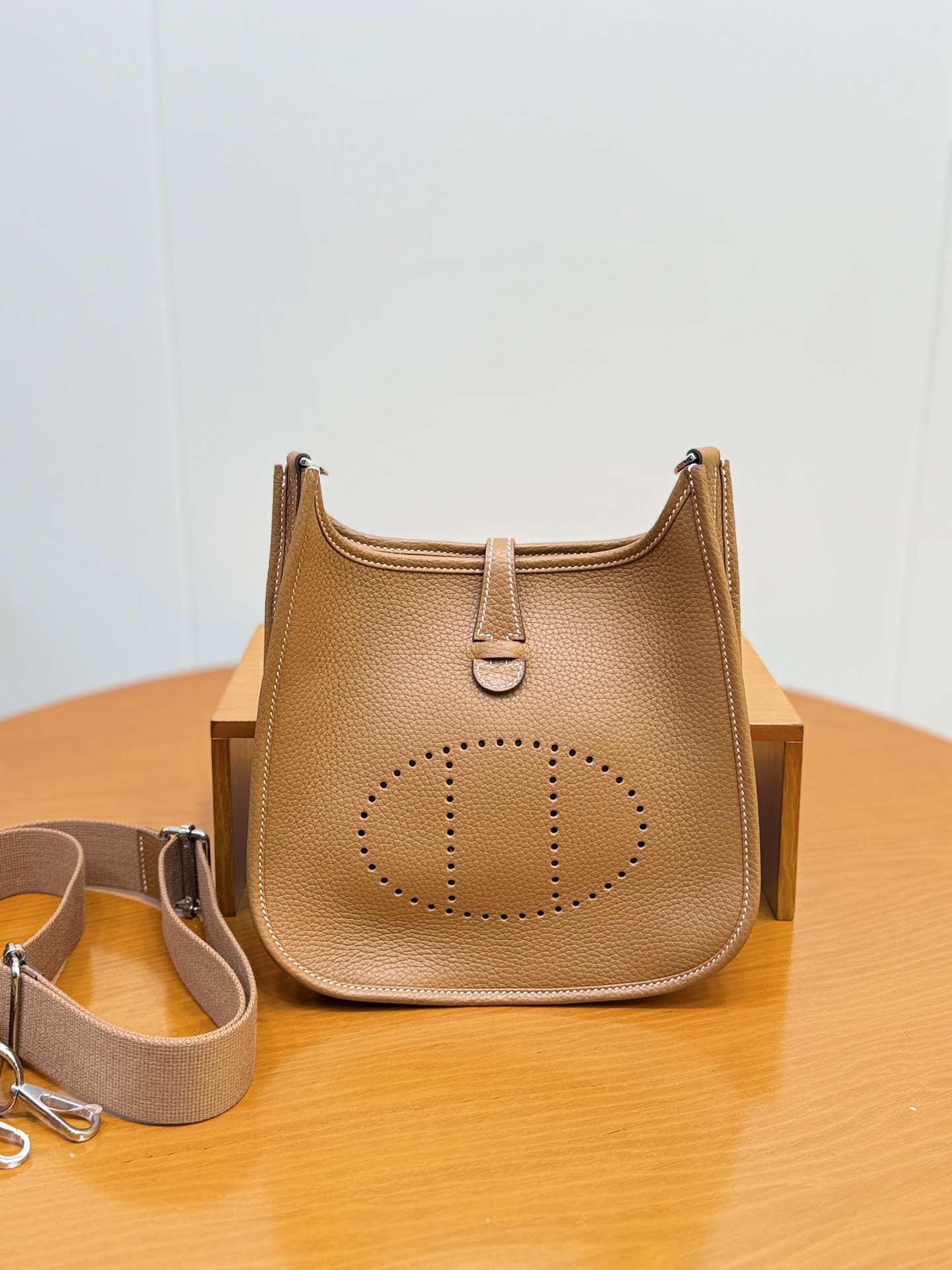 NO:700535,Evelyne Evelyne 23cm for men, original imported TC leather [golden brown] silver buckle, unisex model, limited edition, counter synchronization, handmade wax thread sewing, pure steel hardware, in stock, Hermes, Hermes,19860909男士专用 Evelyne 伊芙琳 23cm 原厂进口TC皮【金棕】银扣 男女通用款 限量版 专柜同步 手工蜡线缝制 纯钢五金 现货,爱马仕,hermes,Hermes,,Bag