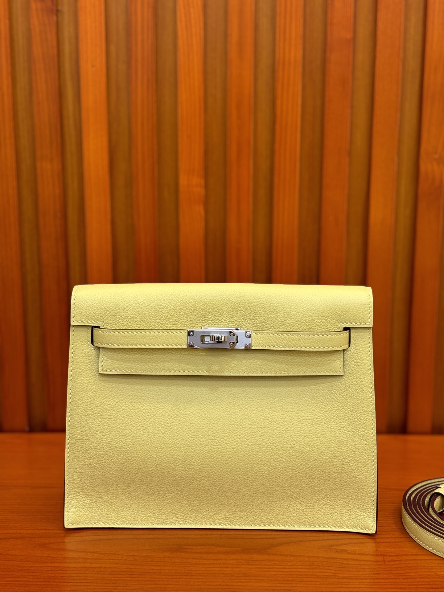 NO:763839,The Kelly Dance bag in chick yellow 22cm is highly recommended. The wrist design is replaced by an adjustable shoulder strap. It can be worn cross-body, on one shoulder, on both shoulders, as a waist bag, or on the side. This is why it is called a dance bag. It is really powerful!  !  !  ,Hermes,hermes,Hermes,19860909小鸡黄 kelly Dance 跳舞包 22cm 强烈推荐 拿手手腕设计换成了可调节肩带 分别可以斜挎、单肩背、双肩背、腰包 、侧背、这也是为什么叫跳舞包 ,功能真的很强大 ！！！,爱马仕,hermes,Hermes,,Bag