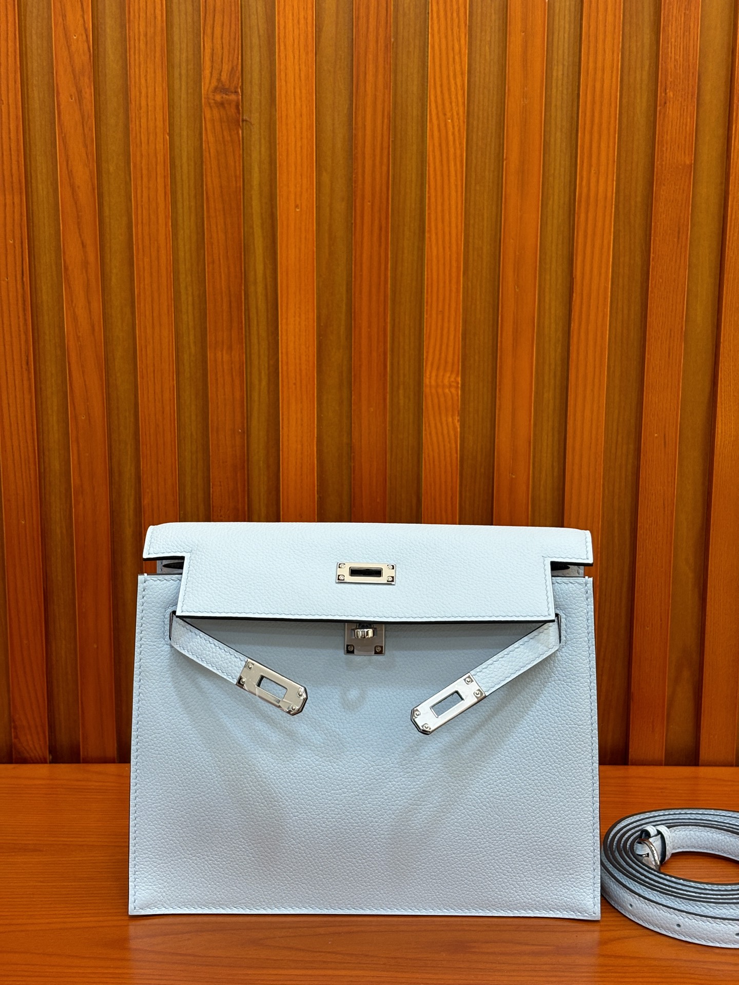 NO:763842,The haze blue kelly Dance dance bag 22cm is highly recommended. The wrist design is replaced by an adjustable shoulder strap. It can be worn cross-body, on one shoulder, on both shoulders, as a waist bag, and on the side. This is why it is called a dance bag. It is really powerful!  !  !  ,Hermes,hermes,Hermes,19860909雾霾蓝 kelly Dance 跳舞包 22cm 强烈推荐 拿手手腕设计换成了可调节肩带 分别可以斜挎、单肩背、双肩背、腰包 、侧背、这也是为什么叫跳舞包 ,功能真的很强大 ！！！,爱马仕,hermes,Hermes,,Bag