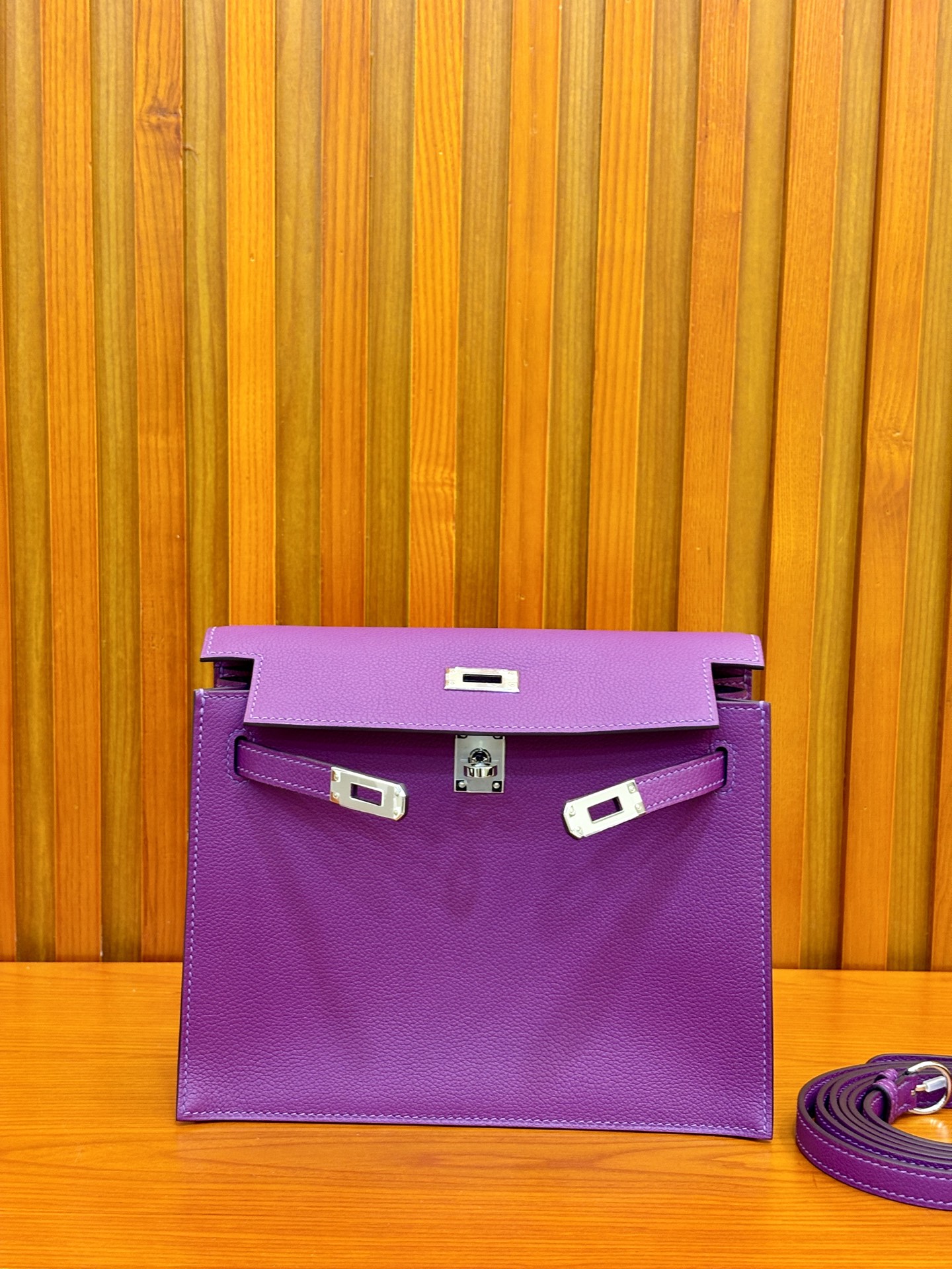NO:763845,Sea anemone purple kelly Dance dance bag 22cm is highly recommended. The wrist design is replaced by an adjustable shoulder strap. It can be worn cross-body, on one shoulder, on both shoulders, as a waist bag, and on the side. This is why it is called a dance bag. It is really powerful!  !  !  ,Hermes,hermes,Hermes,19860909海葵紫 kelly Dance 跳舞包 22cm 强烈推荐 拿手手腕设计换成了可调节肩带 分别可以斜挎、单肩背、双肩背、腰包 、侧背、这也是为什么叫跳舞包 ,功能真的很强大 ！！！,爱马仕,hermes,Hermes,,Bag