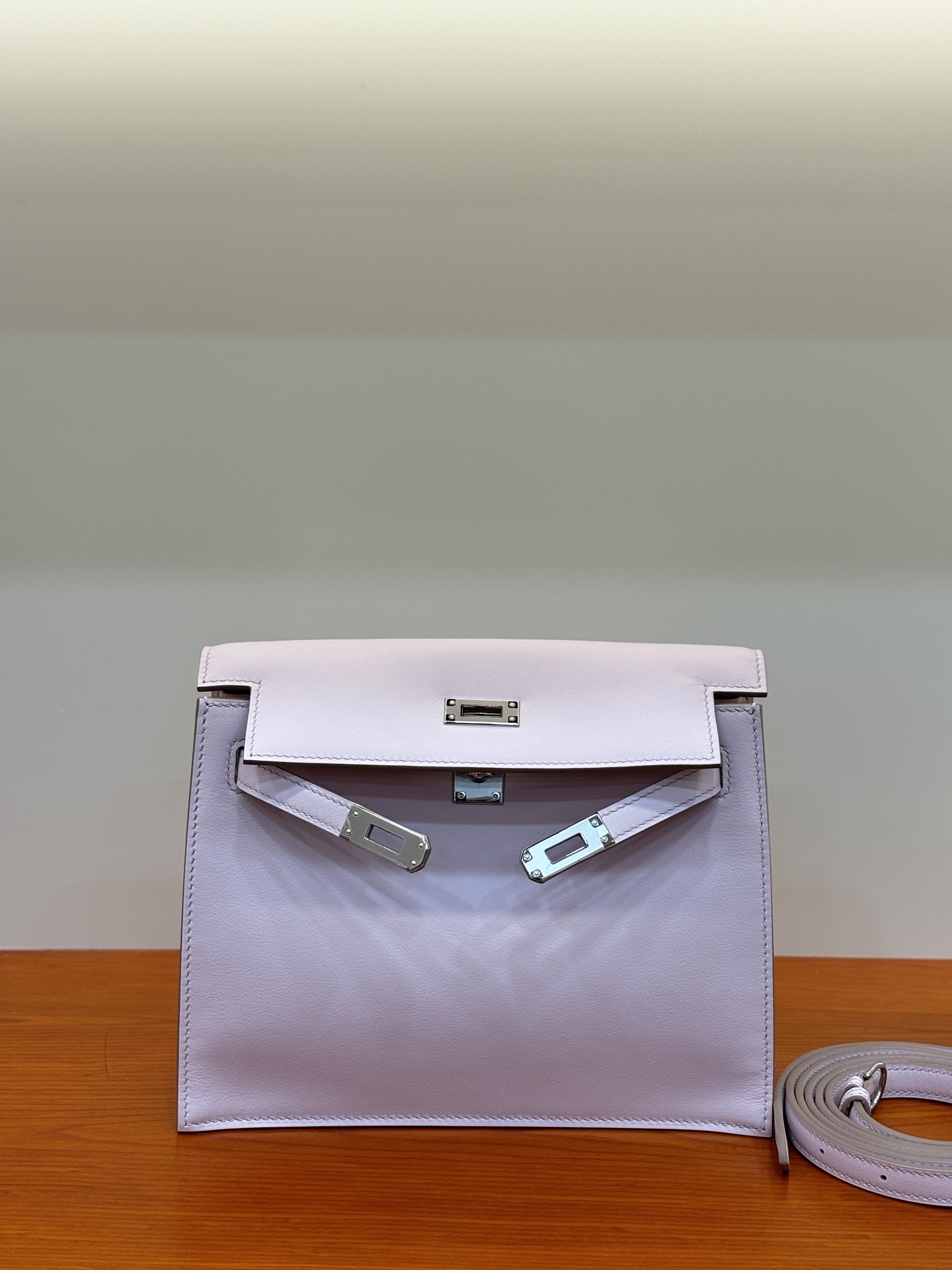 NO:763844,Swift fantasy purple kelly Dance dance bag 22cm is highly recommended. The wrist design is replaced by an adjustable shoulder strap. It can be worn cross-body, on one shoulder, on both shoulders, as a waist bag, and on the side. This is why it is called a dance bag. It is really powerful!  !  !  ,Hermes,hermes,stuart weitzman,Hermes,19860909Swift 梦幻紫 kelly Dance 跳舞包 22cm 强烈推荐 拿手手腕设计换成了可调节肩带 分别可以斜挎、单肩背、双肩背、腰包 、侧背、这也是为什么叫跳舞包 ,功能真的很强大 ！！！,爱马仕,hermes,stuart weitzman,Hermes,,Bag