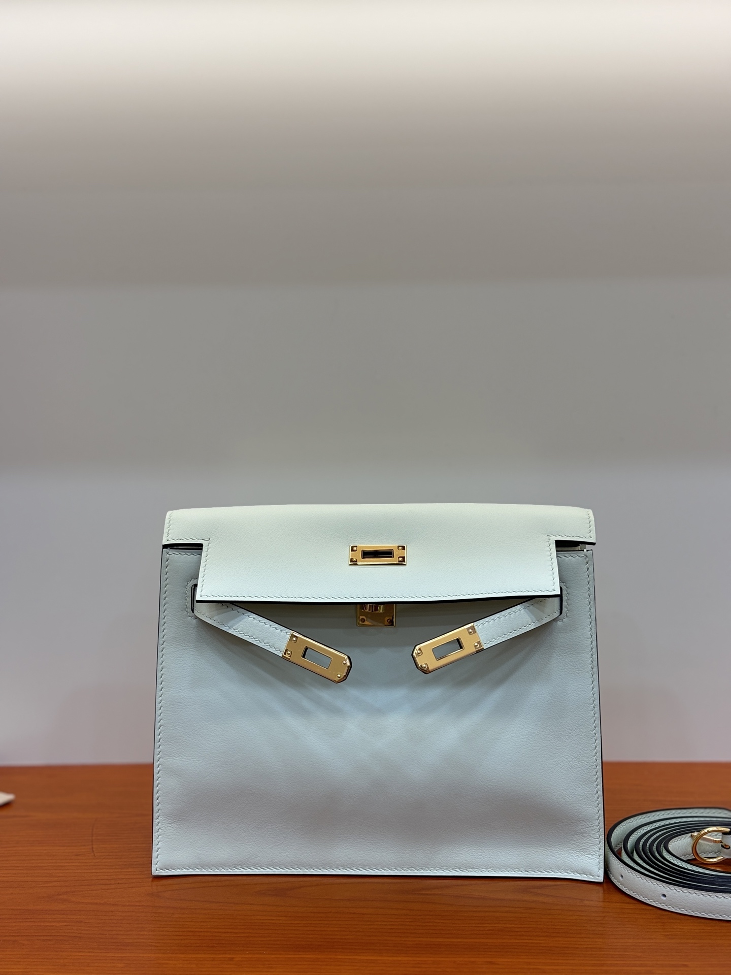 NO:763841,Swift bubble green kelly Dance dance bag 22cm is highly recommended. The wrist design is replaced by an adjustable shoulder strap. It can be worn cross-body, on one shoulder, on both shoulders, as a waist bag, and on the side. This is why it is called a dance bag. It is really powerful!  !  !  ,Hermes,hermes,stuart weitzman,Hermes,19860909Swift 气泡绿 kelly Dance 跳舞包 22cm 强烈推荐 拿手手腕设计换成了可调节肩带 分别可以斜挎、单肩背、双肩背、腰包 、侧背、这也是为什么叫跳舞包 ,功能真的很强大 ！！！,爱马仕,hermes,stuart weitzman,Hermes,,Bag