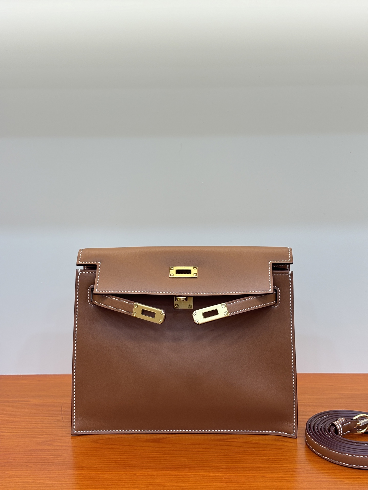 NO:763833,Swift golden brown kelly Dance dance bag 22cm is highly recommended. The wrist design is replaced by an adjustable shoulder strap. It can be worn cross-body, on one shoulder, on both shoulders, as a waist bag, and on the side. This is why it is called a dance bag. It is really powerful!  !  !  ,Hermes,hermes,stuart weitzman,Hermes,19860909Swift 金棕 kelly Dance 跳舞包 22cm 强烈推荐 拿手手腕设计换成了可调节肩带 分别可以斜挎、单肩背、双肩背、腰包 、侧背、这也是为什么叫跳舞包 ,功能真的很强大 ！！！,爱马仕,hermes,stuart weitzman,Hermes,,Bag