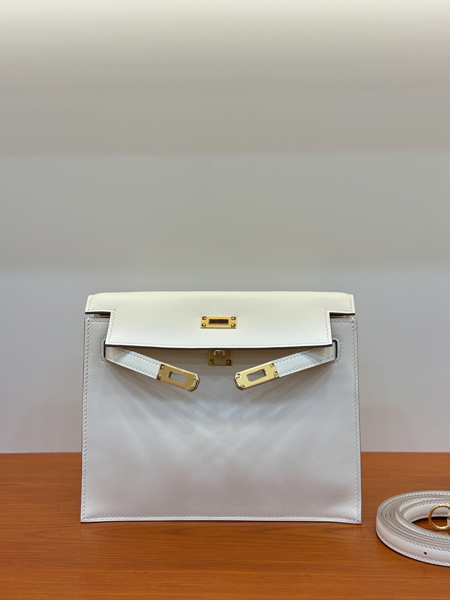 NO:763836,Swift milkshake white kelly Dance dance bag 22cm is highly recommended. The wrist design is replaced by an adjustable shoulder strap. It can be worn cross-body, on one shoulder, on both shoulders, as a waist bag, or on the side. This is why it is called a dance bag. It has really powerful functions!  !  !  ,Hermes,hermes,stuart weitzman,Hermes,19860909Swift 奶昔白 kelly Dance 跳舞包 22cm 强烈推荐 拿手手腕设计换成了可调节肩带 分别可以斜挎、单肩背、双肩背、腰包 、侧背、这也是为什么叫跳舞包 ,功能真的很强大 ！！！,爱马仕,hermes,stuart weitzman,Hermes,,Bag