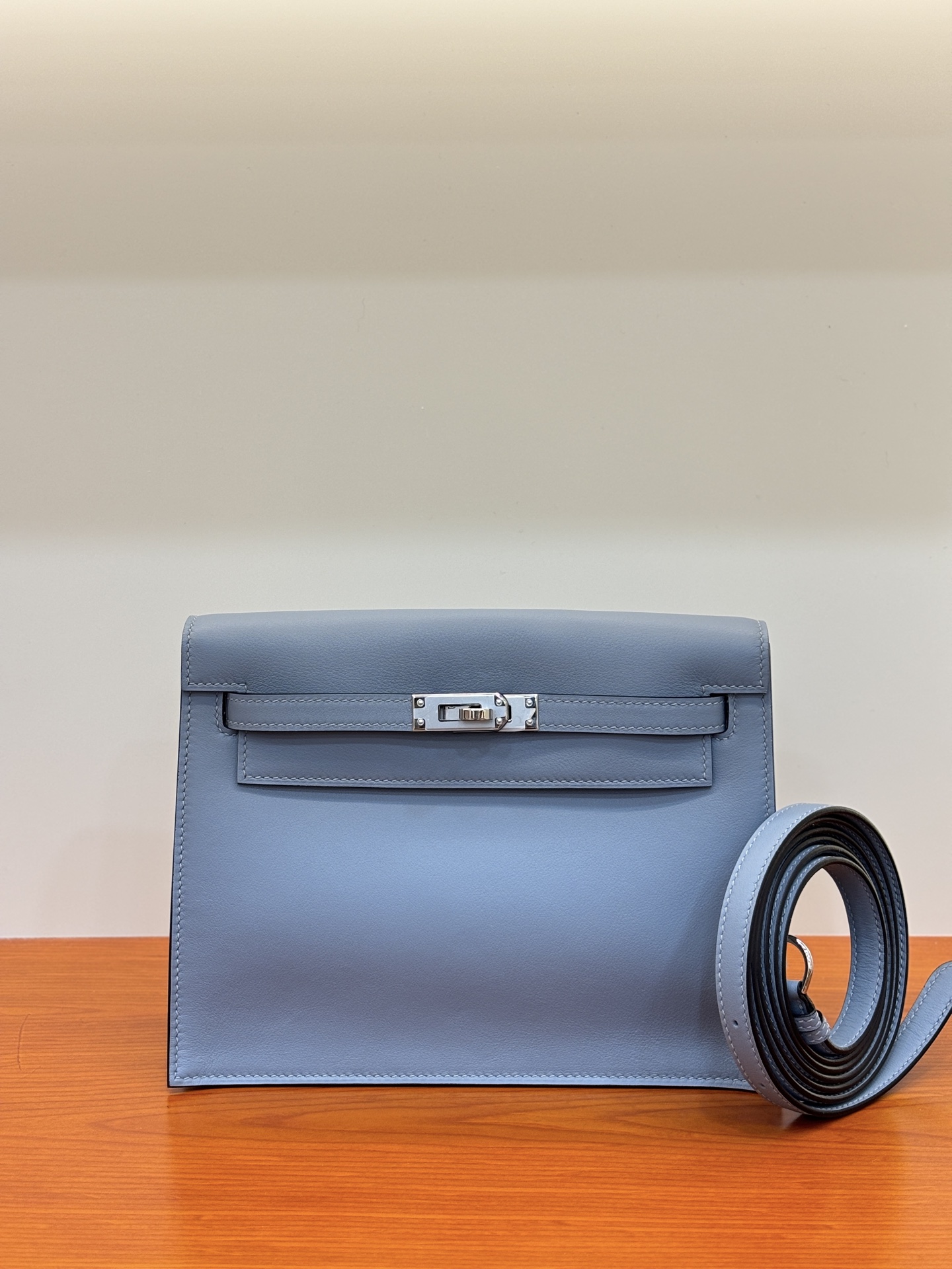 NO:763820,Swift haze blue kelly Dance dance bag 22cm is highly recommended. The wrist design is replaced by an adjustable shoulder strap. It can be worn cross-body, on one shoulder, on both shoulders, as a waist bag, and on the side. This is why it is called a dance bag. It has really powerful functions!  !  !  ,Hermes,hermes,stuart weitzman,Hermes,19860909Swift 雾霾蓝 kelly Dance 跳舞包 22cm 强烈推荐 拿手手腕设计换成了可调节肩带 分别可以斜挎、单肩背、双肩背、腰包 、侧背、这也是为什么叫跳舞包 ,功能真的很强大 ！！！,爱马仕,hermes,stuart weitzman,Hermes,,Bag