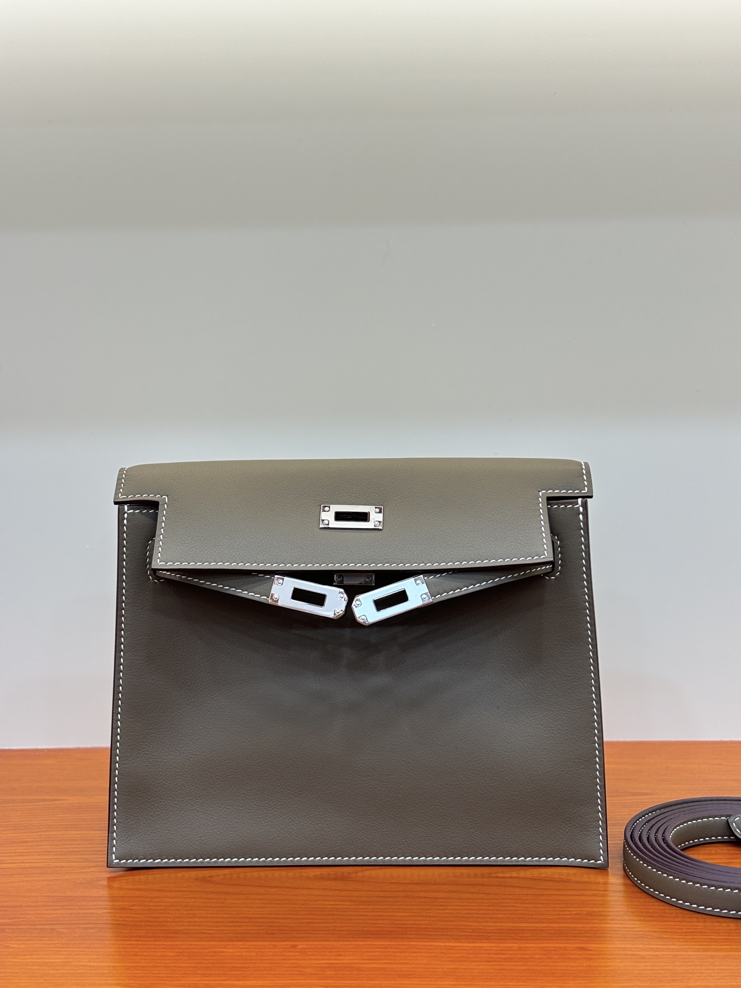 NO:763830,Swift elephant gray kelly Dance dance bag 22cm is highly recommended. The wrist design is replaced by an adjustable shoulder strap. It can be worn cross-body, on one shoulder, on both shoulders, as a waist bag, and on the side. This is why it is called a dance bag. The function is really powerful!  !  !  ,Hermes,hermes,stuart weitzman,Hermes,19860909Swift 大象灰 kelly Dance 跳舞包 22cm 强烈推荐 拿手手腕设计换成了可调节肩带 分别可以斜挎、单肩背、双肩背、腰包 、侧背、这也是为什么叫跳舞包 ,功能真的很强大 ！！！,爱马仕,hermes,stuart weitzman,Hermes,,Bag