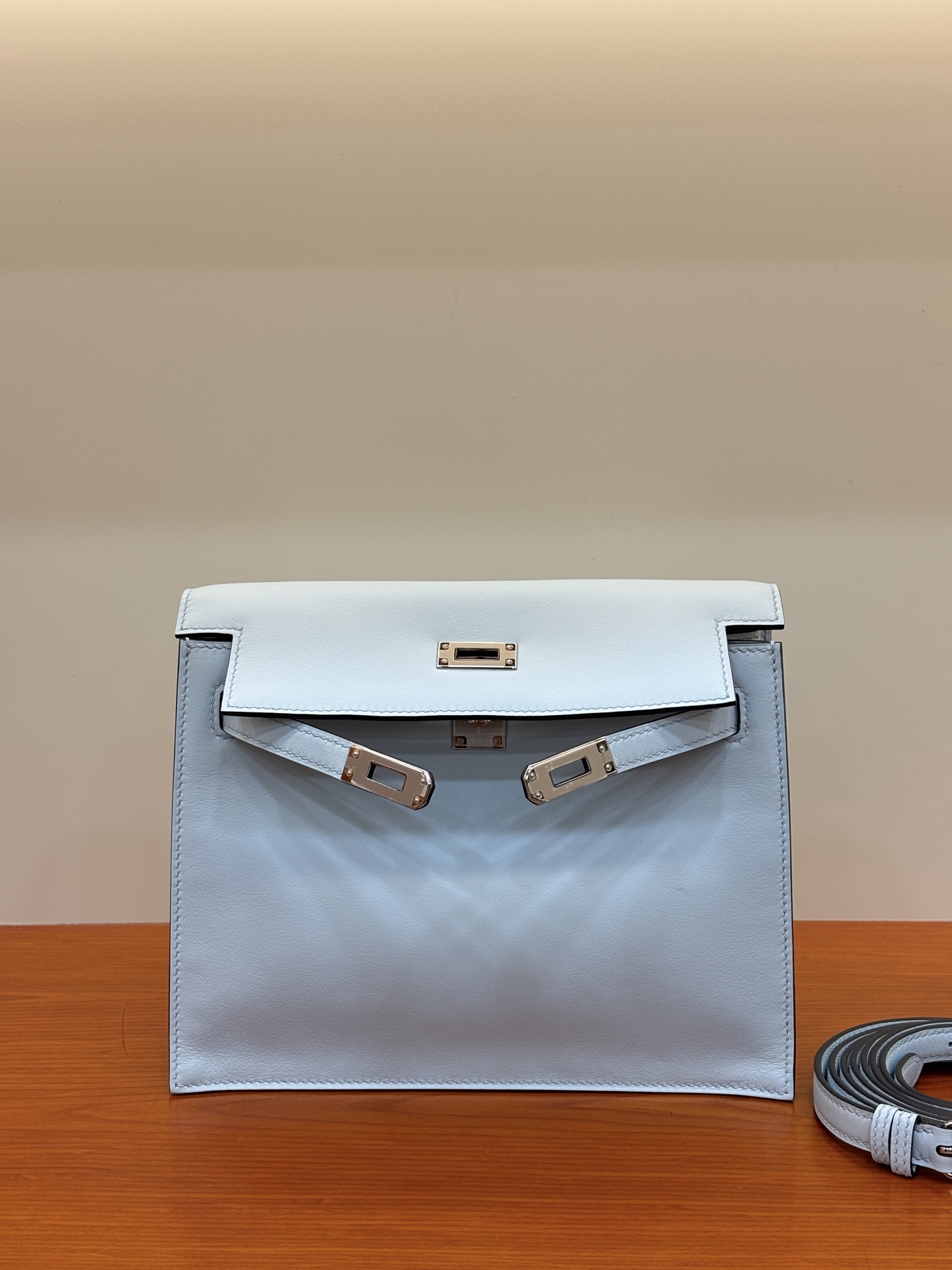 NO:763824,Swift holy grail blue kelly Dance dance bag 22cm is highly recommended. The wrist design has been replaced with an adjustable shoulder strap. It can be worn cross-body, on one shoulder, on both shoulders, as a waist bag, or on the side. This is why it is called a dance bag. It has really powerful functions!  !  !  ,Hermes,hermes,stuart weitzman,Hermes,19860909Swift 圣杯蓝 kelly Dance 跳舞包 22cm 强烈推荐 拿手手腕设计换成了可调节肩带 分别可以斜挎、单肩背、双肩背、腰包 、侧背、这也是为什么叫跳舞包 ,功能真的很强大 ！！！,爱马仕,hermes,stuart weitzman,Hermes,,Bag