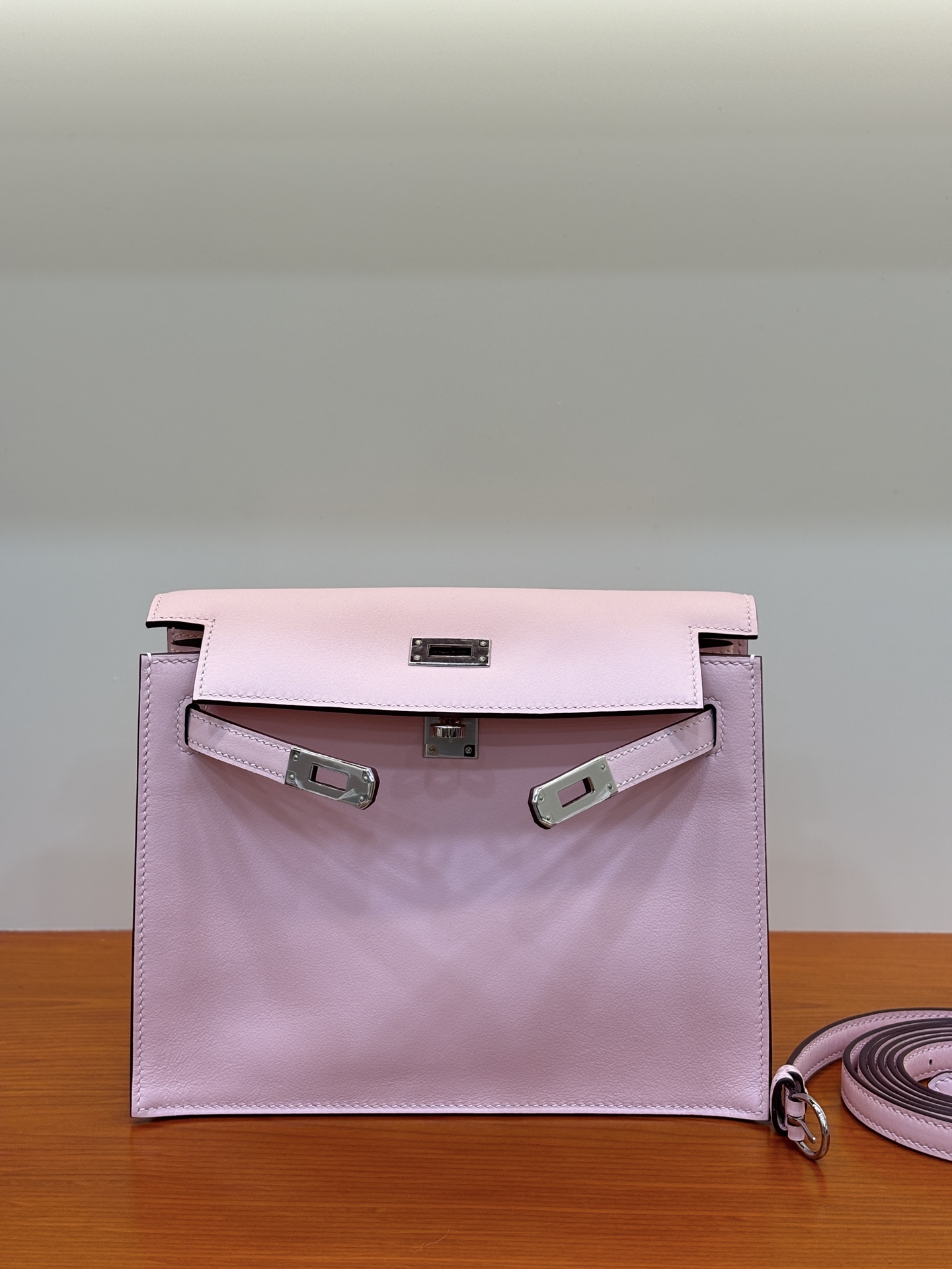 NO:763816,Swift 3Q pink kelly Dance dance bag 22cm is highly recommended. The wrist design is replaced by an adjustable shoulder strap. It can be worn cross-body, on one shoulder, on both shoulders, as a waist bag, and on the side. This is why it is called a dance bag. It has really powerful functions!  !  !  ,Hermes,hermes,stuart weitzman,Hermes,19860909Swift 3Q粉 kelly Dance 跳舞包 22cm 强烈推荐 拿手手腕设计换成了可调节肩带 分别可以斜挎、单肩背、双肩背、腰包 、侧背、这也是为什么叫跳舞包 ,功能真的很强大 ！！！,爱马仕,hermes,stuart weitzman,Hermes,,Bag