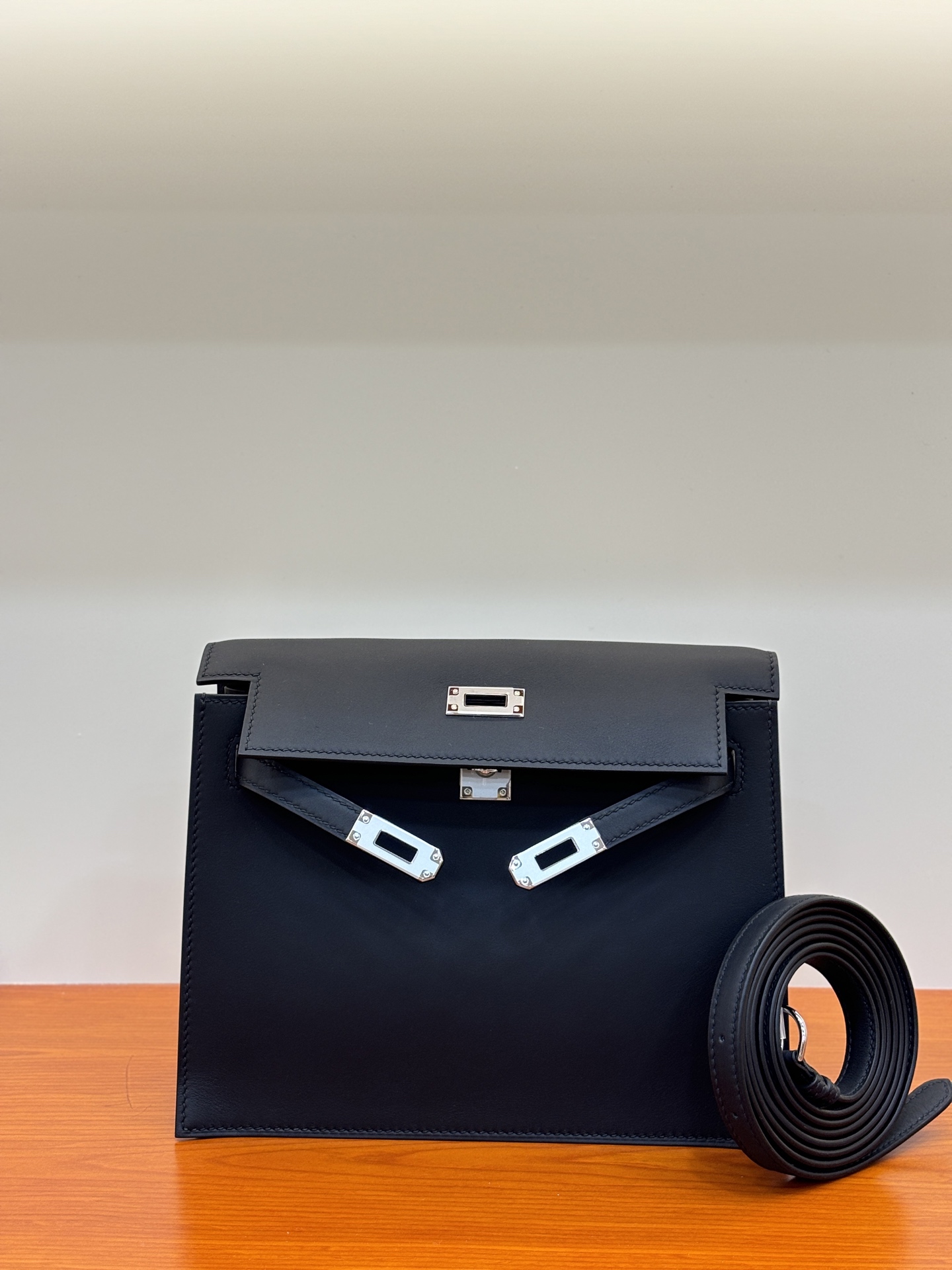 NO:763827,Swift black kelly Dance dance bag 22cm is highly recommended. The wrist design is replaced by an adjustable shoulder strap. It can be worn cross-body, on one shoulder, on both shoulders, as a waist bag, and on the side. This is why it is called a dance bag. It is really powerful!  !  !  ,Hermes,hermes,stuart weitzman,Hermes,19860909Swift 黑色 kelly Dance 跳舞包 22cm 强烈推荐 拿手手腕设计换成了可调节肩带 分别可以斜挎、单肩背、双肩背、腰包 、侧背、这也是为什么叫跳舞包 ,功能真的很强大 ！！！,爱马仕,hermes,stuart weitzman,Hermes,,Bag