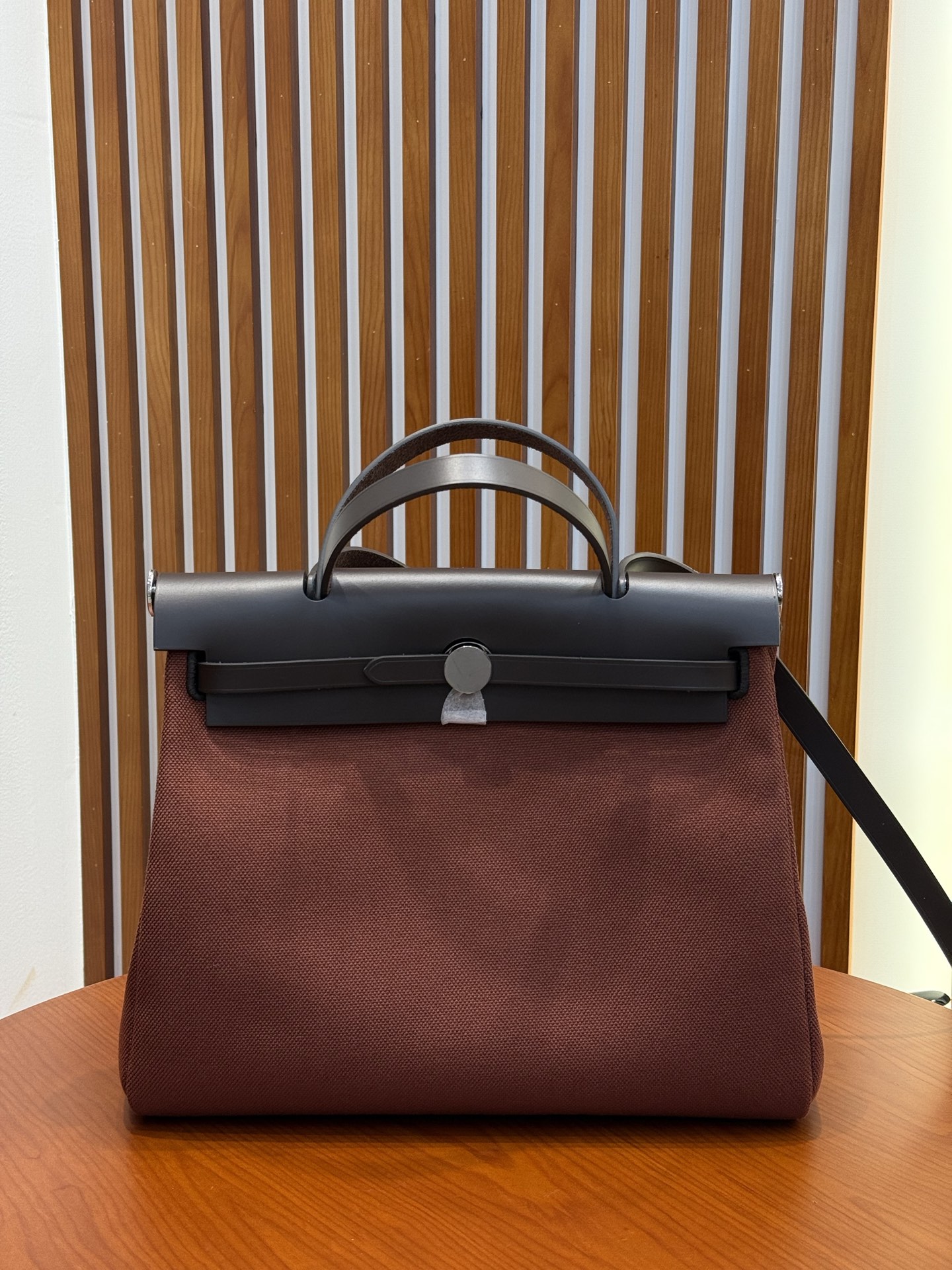 NO:811855,Hermès red Herbag 31cm is very light, large capacity, high quality, and available in large quantities!  !  !  ,Hermes,hermes,Hermes,19860909爱马仕红 Herbag 31cm 包身很轻,容量大 ,高品质 ,大量现货！！！,爱马仕,hermes,Hermes,,Bag
