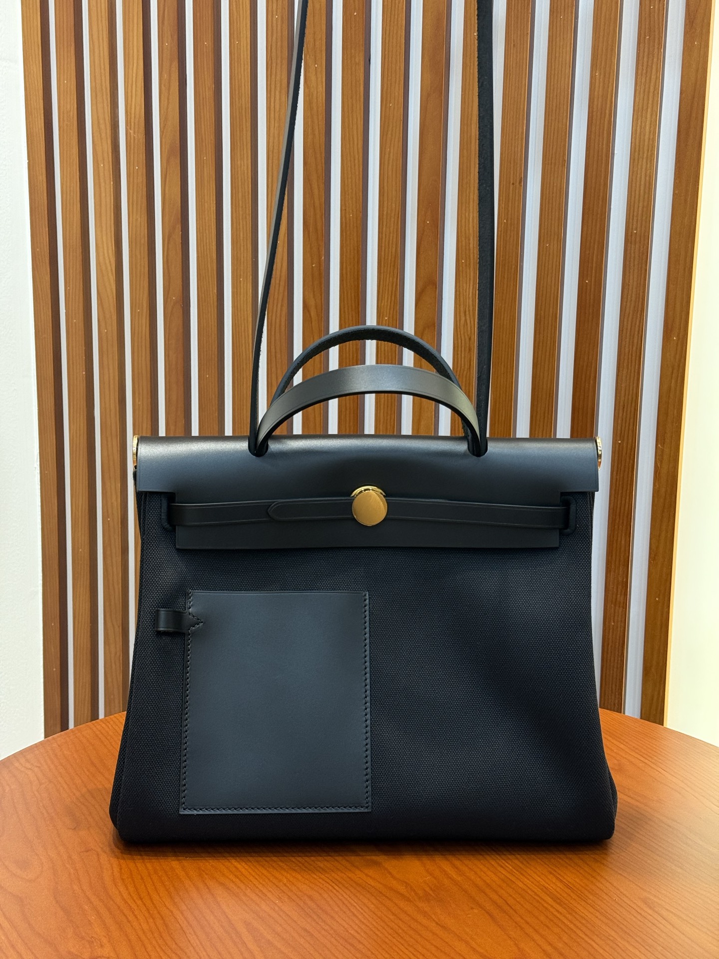 NO:811807,Black (pocket style) Herbag 31cm is very light, large capacity, high quality, and available in large quantities!  !  !  ,Hermes,hermes,Hermes,19860909黑色（口袋款） Herbag 31cm 包身很轻,容量大 ,高品质 ,大量现货！！！,爱马仕,hermes,Hermes,,Bag