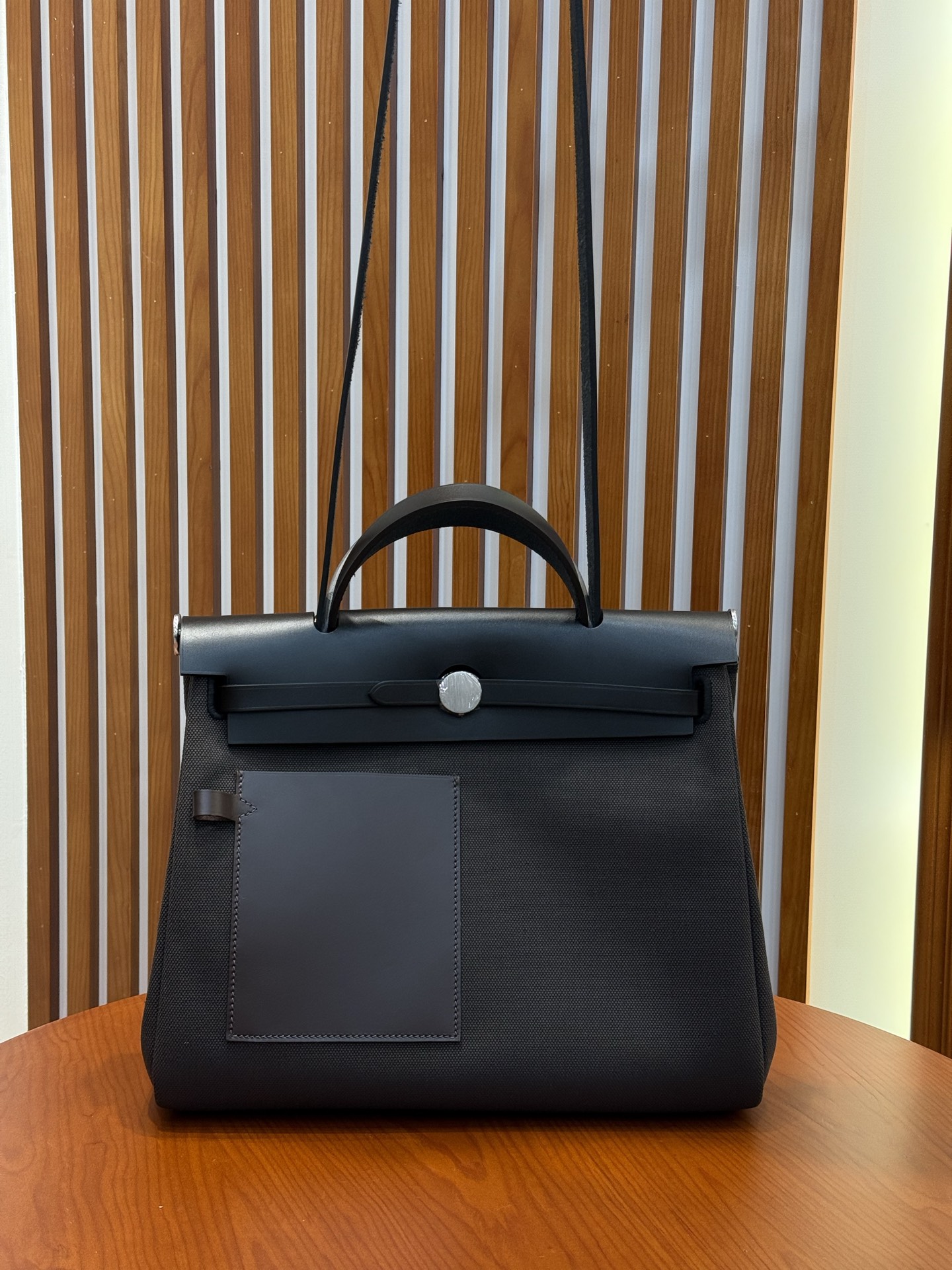 NO:811812,Ebony color (pocket style) Herbag 31cm is very light, large capacity, high quality, large quantity in stock!  !  !  ,Hermes,hermes,Hermes,19860909乌木色（口袋款） Herbag 31cm 包身很轻,容量大 ,高品质 ,大量现货！！！,爱马仕,hermes,Hermes,,Bag