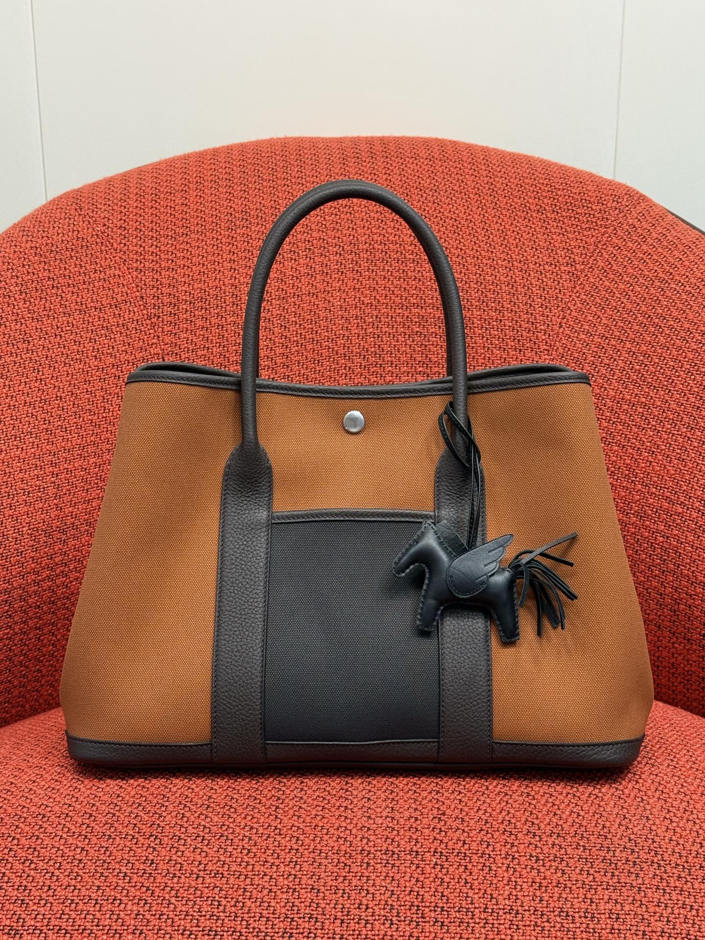 NO:851896,Garden arty garden bag 36cm size NTogo with military cloth hand-sewn catwalk pocket style the first choice for casual commuting and travel ebony coarse grain golden brown cloth, Hermes, hermes, Hermes,19860909Garden arty 花园包36cm 尺寸 NTogo拼军用布 手工缝制 走秀口袋款 休闲通勤出行必备首选 乌木粗纹金棕布,爱马仕,hermes,Hermes,,Bag