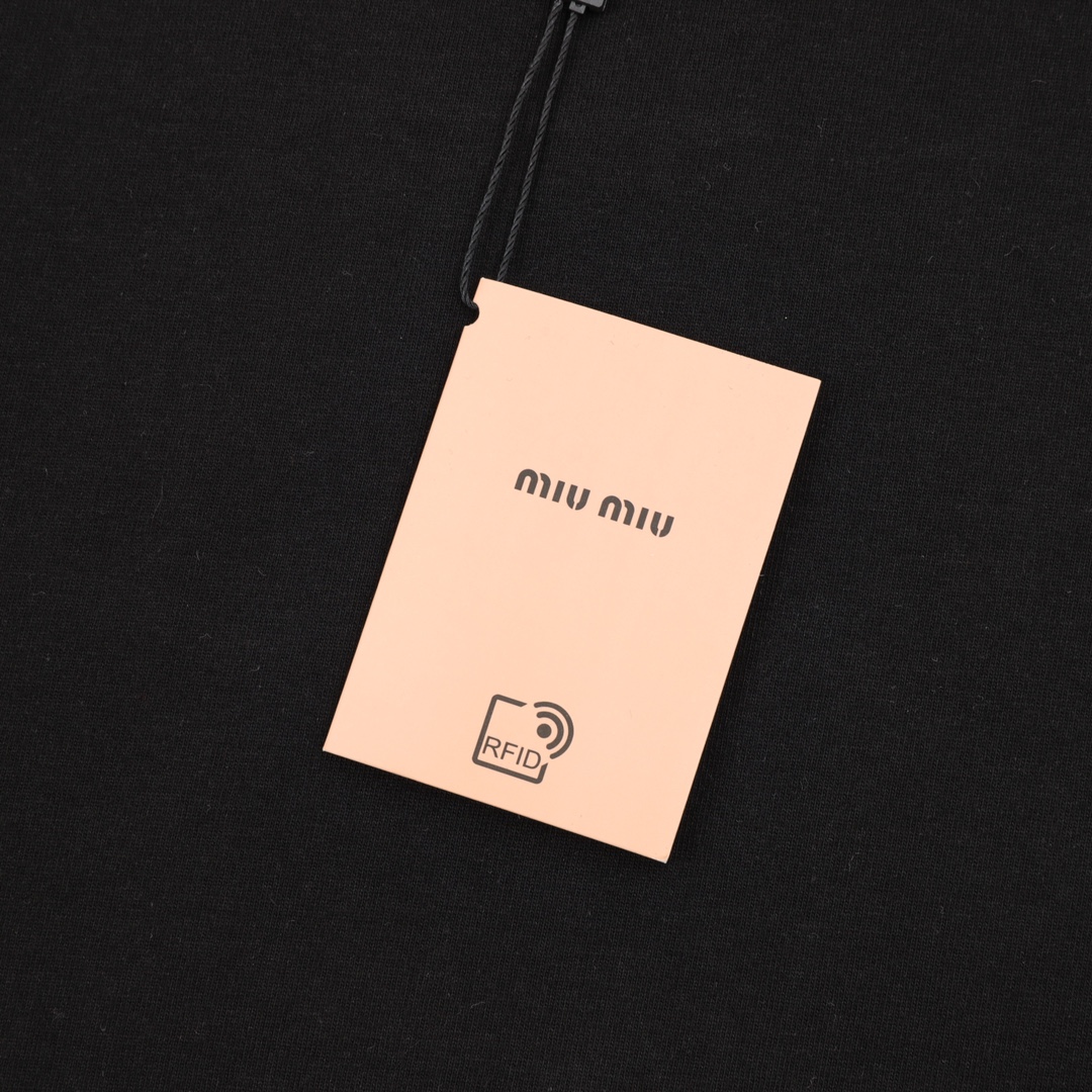 💰105
MIU MIU/缪缪   明线刺绣徽标短袖T恤
Size：S-L