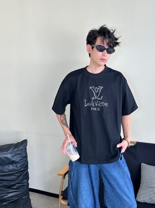 Louis Vuitton 25SS Patch Letter Short Sleeve T-Shirt - Stylish Comfort 1 Louis Vuitton 25SS Patch Letter Short Sleeve T-Shirt - Stylish Comfort