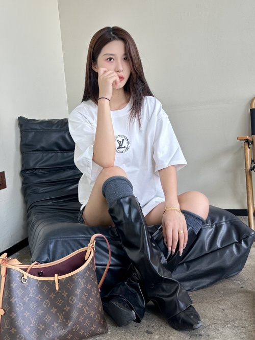 Louis Vuitton 25SS Circle Logo Short Sleeve T-Shirt - Casual Style 1 Louis Vuitton 25SS Circle Logo Short Sleeve T-Shirt - Casual Style