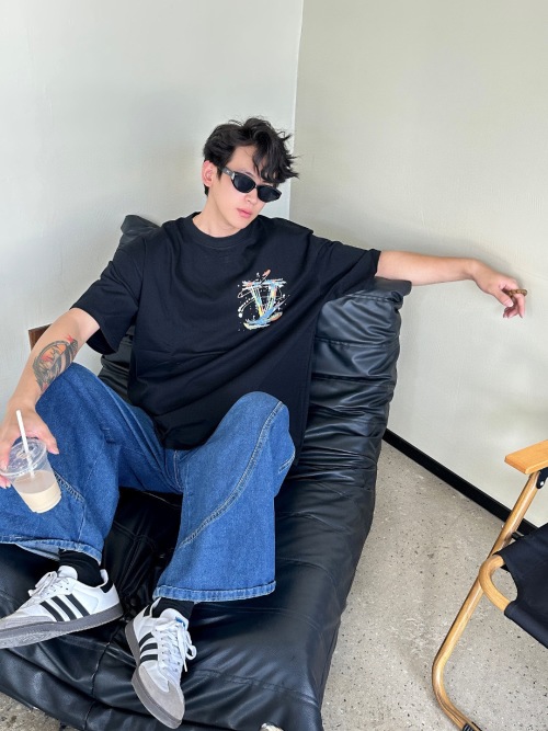 Louis Vuitton 25SS Hand-Painted Short Sleeve T-Shirt - Stylish and Comfortable 1 Louis Vuitton 25SS Hand-Painted Short Sleeve T-Shirt - Stylish and Comfortable