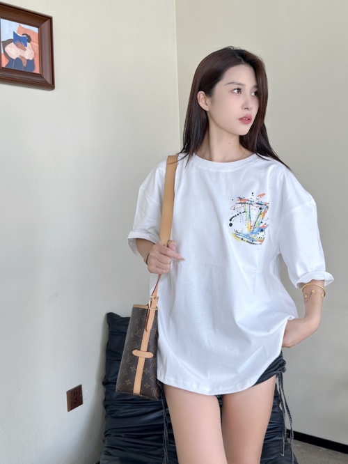 Louis Vuitton 25SS Hand-Painted Short Sleeve T-Shirt - Stylish & Comfortable 1 Louis Vuitton 25SS Hand-Painted Short Sleeve T-Shirt - Stylish & Comfortable