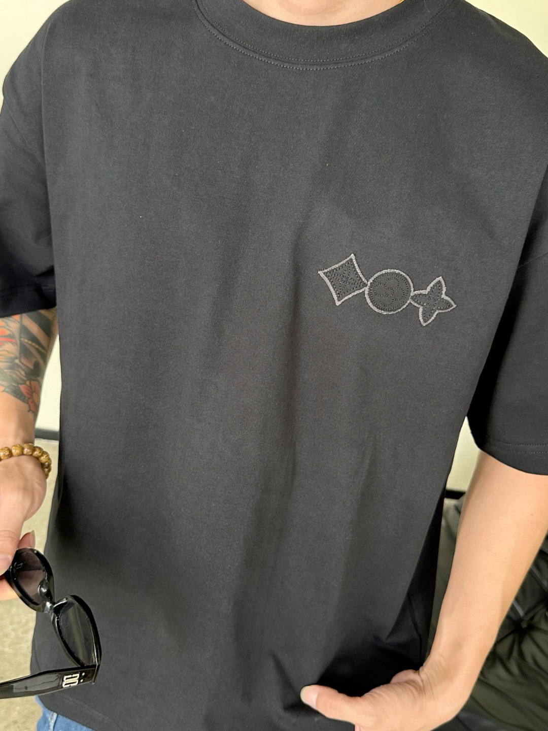 Louis Vuitton 25SS Embroidered Logo Black T-Shirt, Heavy Cut, Stylish and Comfortable