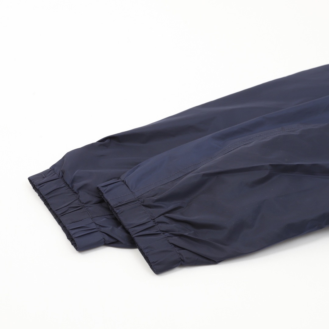 Prada/普拉达 早秋外套秋冬新款再生尼龙男士立领夹克 海军蓝色调很高级