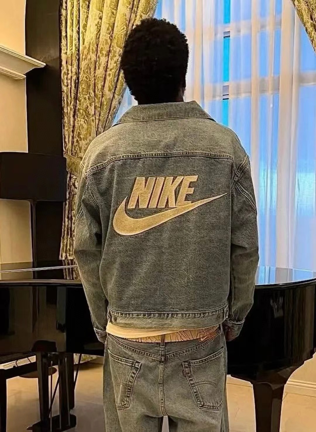 Levi’s x Nike 最新联名款 DROP8 按扣罗纹边字母图案贴片宽松休闲斜插口袋牛仔裤 上身效果#