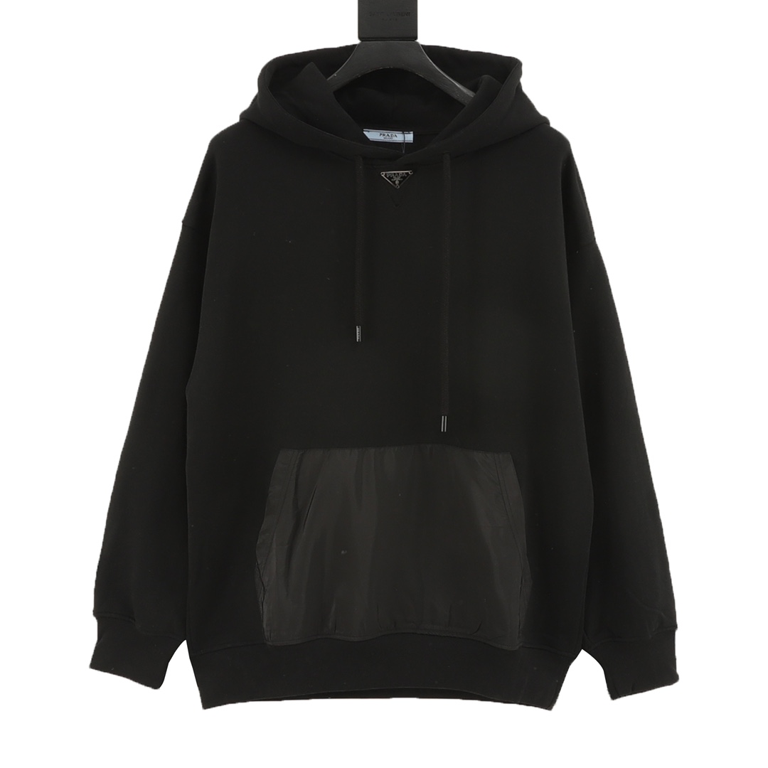 La sudadera con capucha y bolsillo canguro de nailon con logo triangular y costuras en cuello clásico Prada/Prada 25Fw …