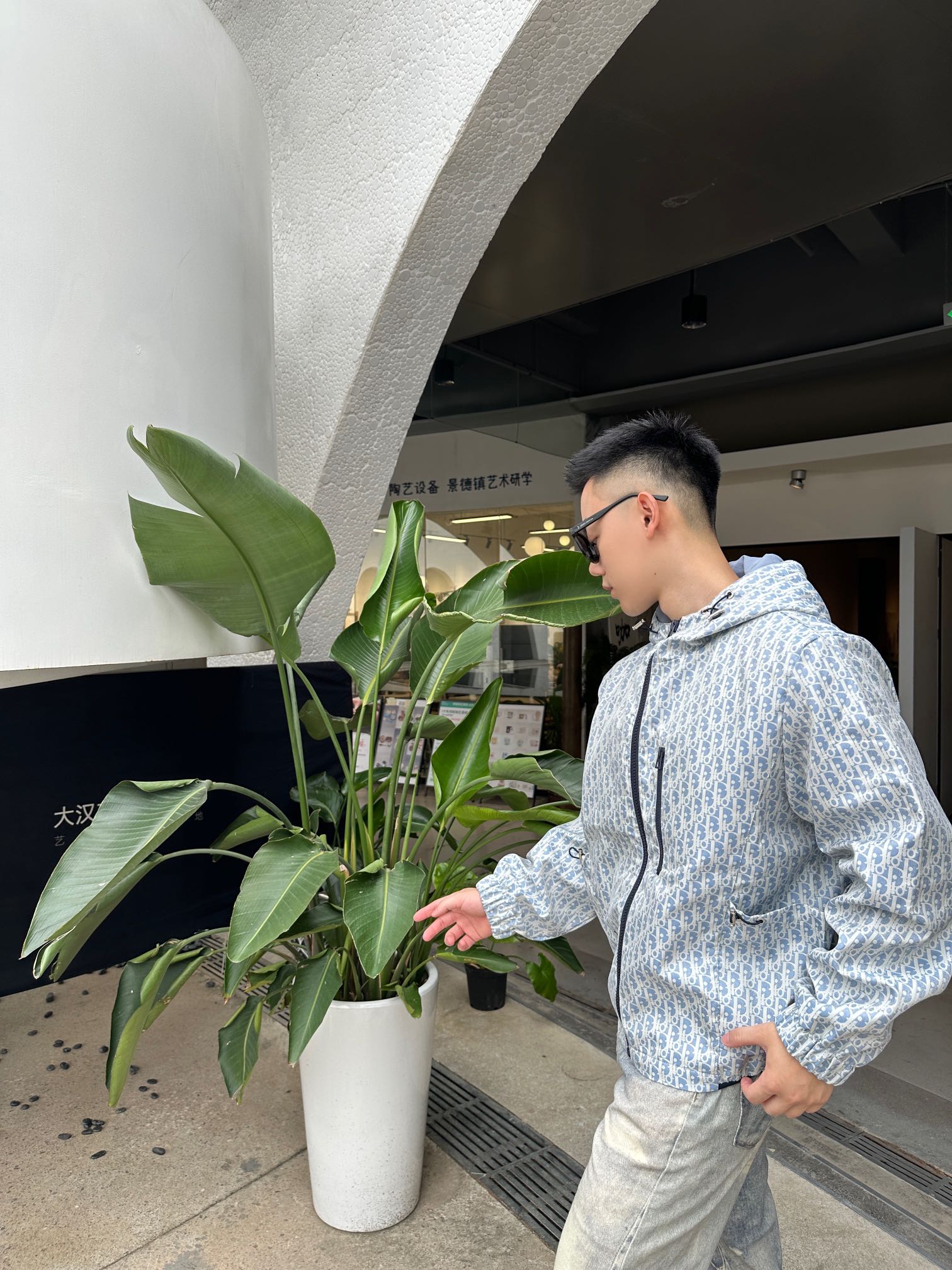 DIOR/迪奥 满印水洗做旧提花拉链风衣外套 上身效果#