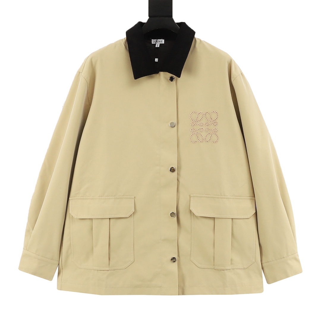 🅿️380 Loewe 罗意威 25FW chaqueta de trabajo con bordado en el pecho. La chaqueta se abrocha con botones ocultos en la par…