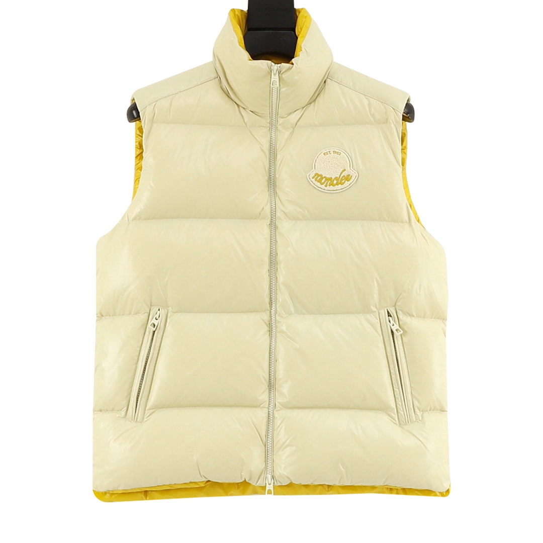 NO:661691,Moncler Lipsi Down Vest Contrast color splicing design. Super full filling. Original purchase and development to distinguish the low-end version of all the pictures and prints on the Internet. The Lipsi men's down vest is made of shiny nylon laqué fabric, suitable for seasonal wear, bringing warmth and care. The Lipsi short down vest interprets Moncler's classic design and is a must-have item for the seasonal wardrobe. Made of lightweight functional nylon laqué fabric, the contrasting lining shows vitality. Details  Made of lightweight nylon laqué fabric Lightweight nylon laqué lining Filled down Stand collar Zip closure Zipper pockets Chenille logo patch Black/Ivory size:1-5,,down jacket, 19860909Moncler Lipsi羽绒马甲 撞色拼接设计.填充超级饱满. 原版购入开发,区分全网一切看图打版的低端版本. Lipsi男士羽绒马甲采用亮面nylon laqué面料制成,适合换季穿着,带来温暖呵护. Lipsi短款羽绒马甲演绎Moncler经典设计,是换季衣橱的必需单品.采用轻盈的功能性nylon laqué面料制成,撞色衬里尽显活力. 详情 采用轻盈nylon laqué面料制成 轻盈nylon laqué衬里 填充羽绒 立领 拉链开合 拉链口袋 雪尼尔标识贴片 黑色/象牙白 size:1-5,,down jacket, ,Men's clothing