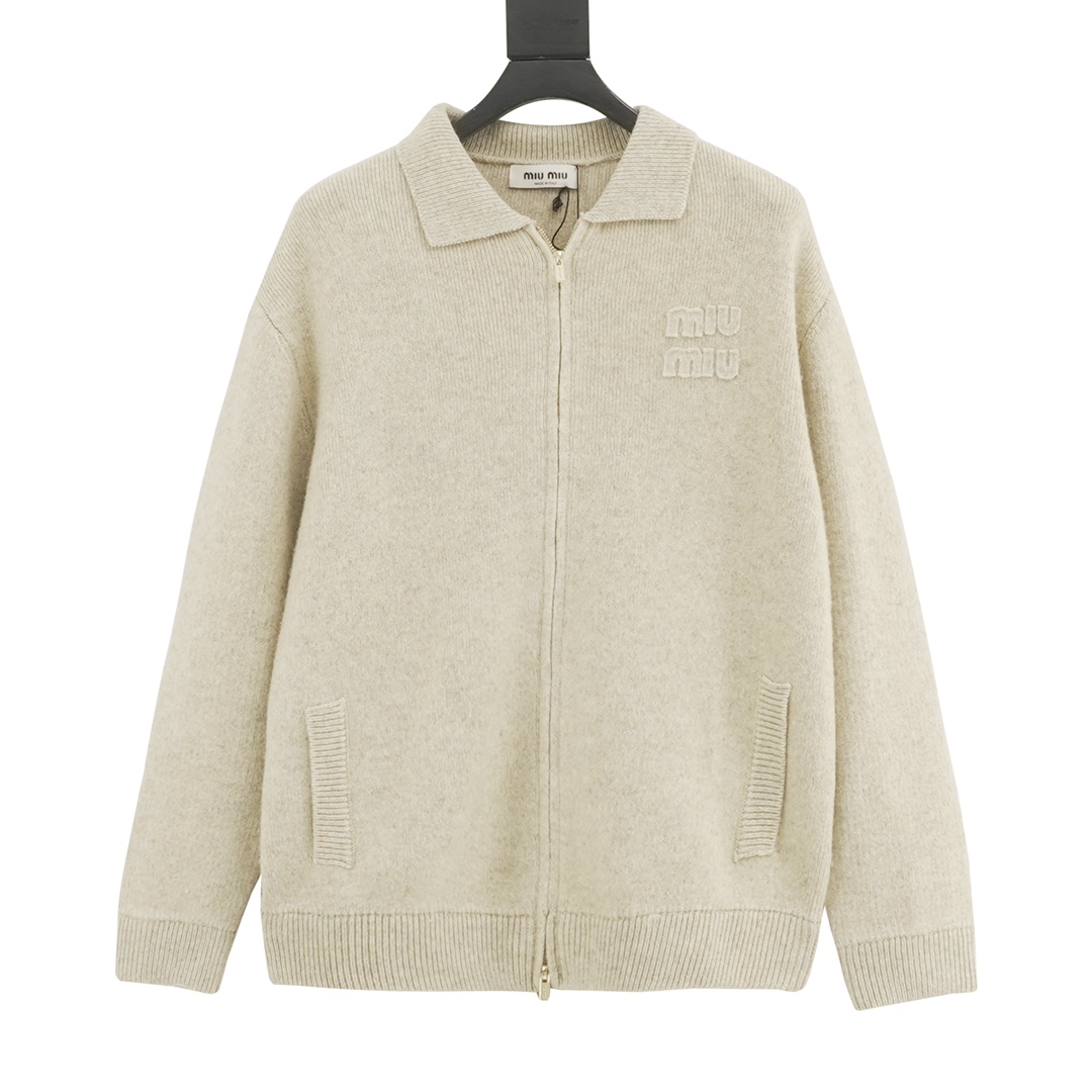MIU MIU Miu Miu MM Chaqueta de punto con cremallera de lana de oveja Esta prenda es una chaqueta bastante gruesa que se…