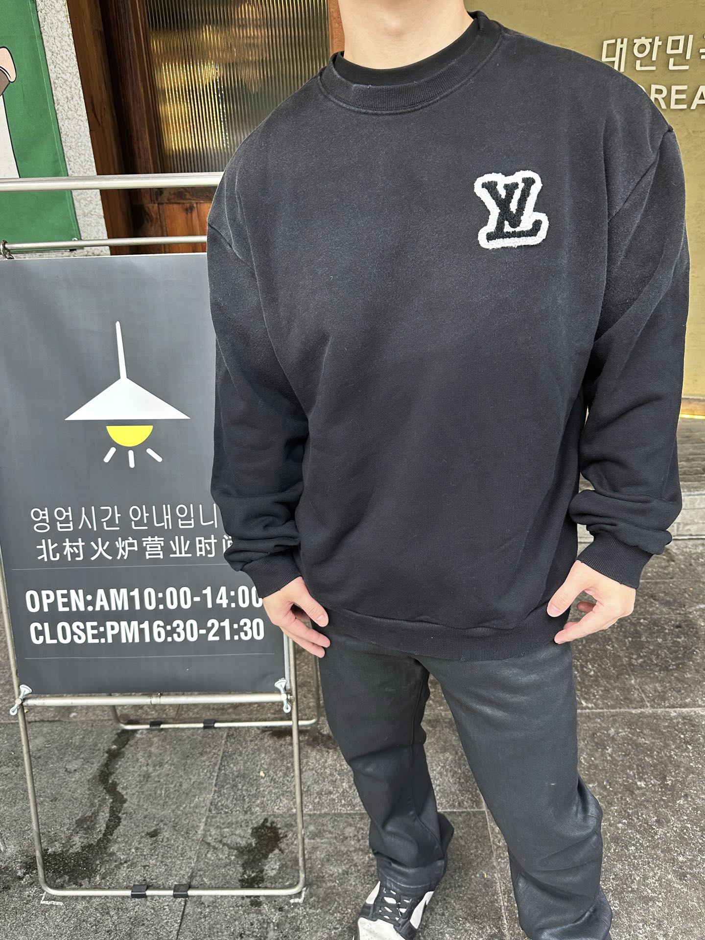 Louis Vuitton/路易威登 水洗植绒字母圆领卫衣 上身效果#