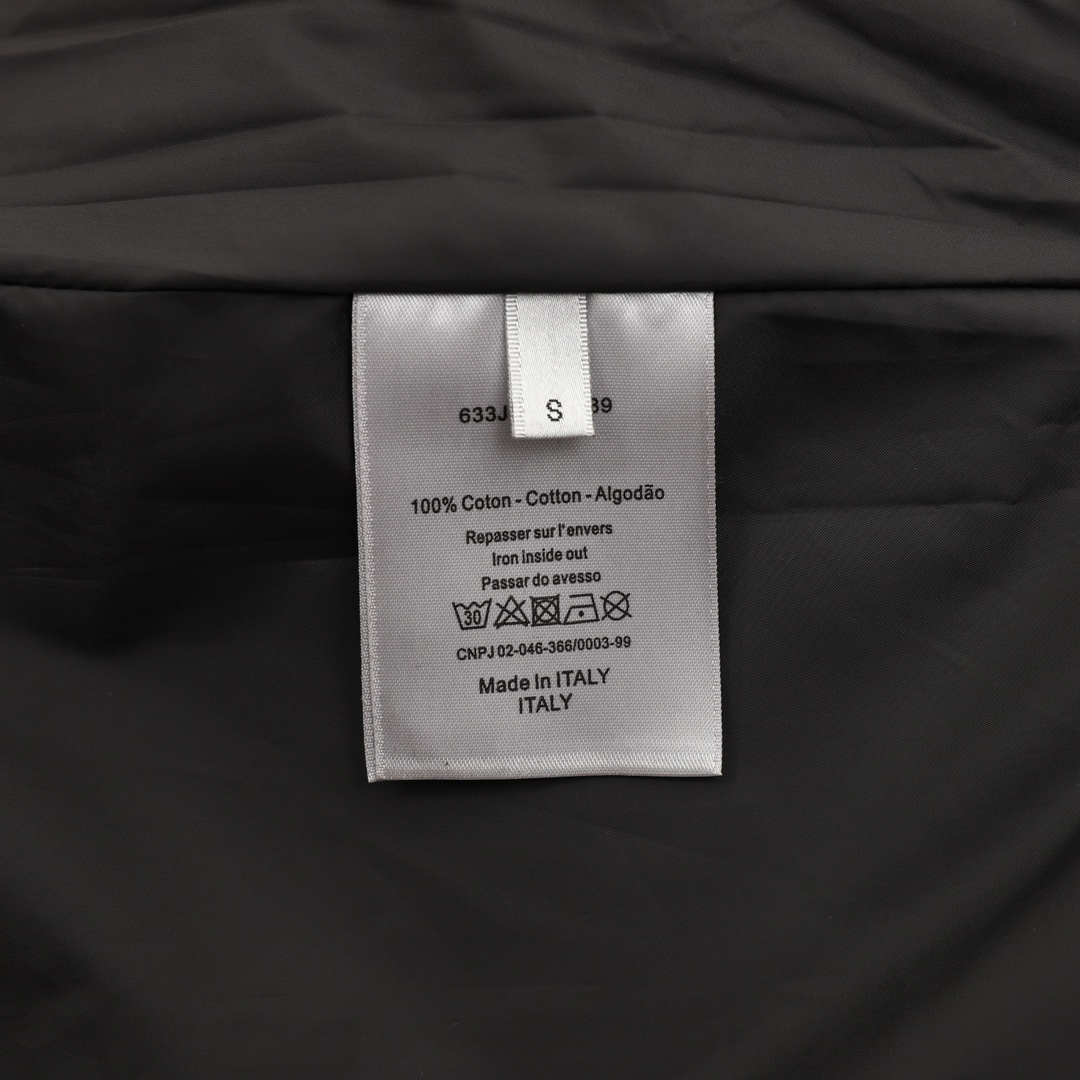 💰305DIOR/迪奥 字母刺绣拼接棒球服夹克外套
温馨提示：建议手洗或者干洗！！
今年格外火爆 棒球服外套，市场各级版本都有(细节你们一定要对比)最牛X的实力品控 生产研究棒球服7个年头 细节精致 拥有它,你就是全宇宙的最靓的仔. 烤漆面全平面四合扣(纽扣带LOGO)，面料定制就发了一个多月 不是市面现成的 采用毛昵混纺，定织定染 拥有较高的色牢度 初次洗涤还是建议手洗或者干洗 《下摆的针织罗纹定织》， 内衬是丝滑细腻的铜氨纤维材质，直接贴身穿着 舒适无比，重磅单品，代购版本！
Size：XS-L