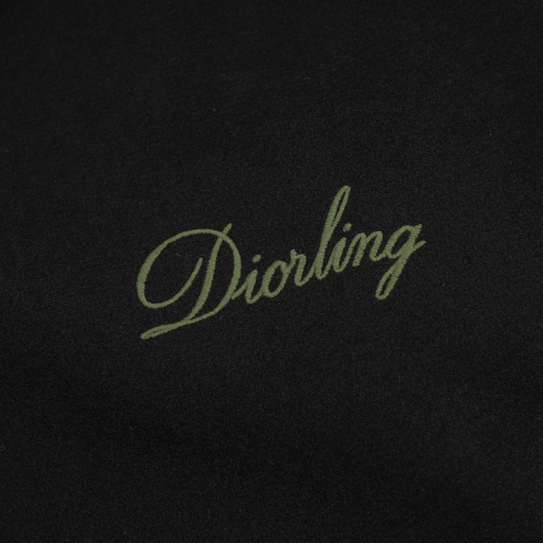 💰305DIOR/迪奥 字母刺绣拼接棒球服夹克外套
温馨提示：建议手洗或者干洗！！
今年格外火爆 棒球服外套，市场各级版本都有(细节你们一定要对比)最牛X的实力品控 生产研究棒球服7个年头 细节精致 拥有它,你就是全宇宙的最靓的仔. 烤漆面全平面四合扣(纽扣带LOGO)，面料定制就发了一个多月 不是市面现成的 采用毛昵混纺，定织定染 拥有较高的色牢度 初次洗涤还是建议手洗或者干洗 《下摆的针织罗纹定织》， 内衬是丝滑细腻的铜氨纤维材质，直接贴身穿着 舒适无比，重磅单品，代购版本！
Size：XS-L