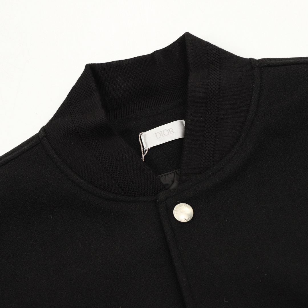 💰305DIOR/迪奥 字母刺绣拼接棒球服夹克外套
温馨提示：建议手洗或者干洗！！
今年格外火爆 棒球服外套，市场各级版本都有(细节你们一定要对比)最牛X的实力品控 生产研究棒球服7个年头 细节精致 拥有它,你就是全宇宙的最靓的仔. 烤漆面全平面四合扣(纽扣带LOGO)，面料定制就发了一个多月 不是市面现成的 采用毛昵混纺，定织定染 拥有较高的色牢度 初次洗涤还是建议手洗或者干洗 《下摆的针织罗纹定织》， 内衬是丝滑细腻的铜氨纤维材质，直接贴身穿着 舒适无比，重磅单品，代购版本！
Size：XS-L