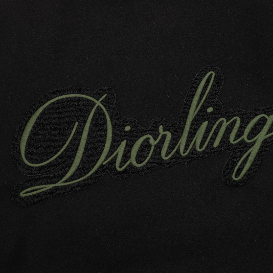 💰305DIOR/迪奥 字母刺绣拼接棒球服夹克外套
温馨提示：建议手洗或者干洗！！
今年格外火爆 棒球服外套，市场各级版本都有(细节你们一定要对比)最牛X的实力品控 生产研究棒球服7个年头 细节精致 拥有它,你就是全宇宙的最靓的仔. 烤漆面全平面四合扣(纽扣带LOGO)，面料定制就发了一个多月 不是市面现成的 采用毛昵混纺，定织定染 拥有较高的色牢度 初次洗涤还是建议手洗或者干洗 《下摆的针织罗纹定织》， 内衬是丝滑细腻的铜氨纤维材质，直接贴身穿着 舒适无比，重磅单品，代购版本！
Size：XS-L