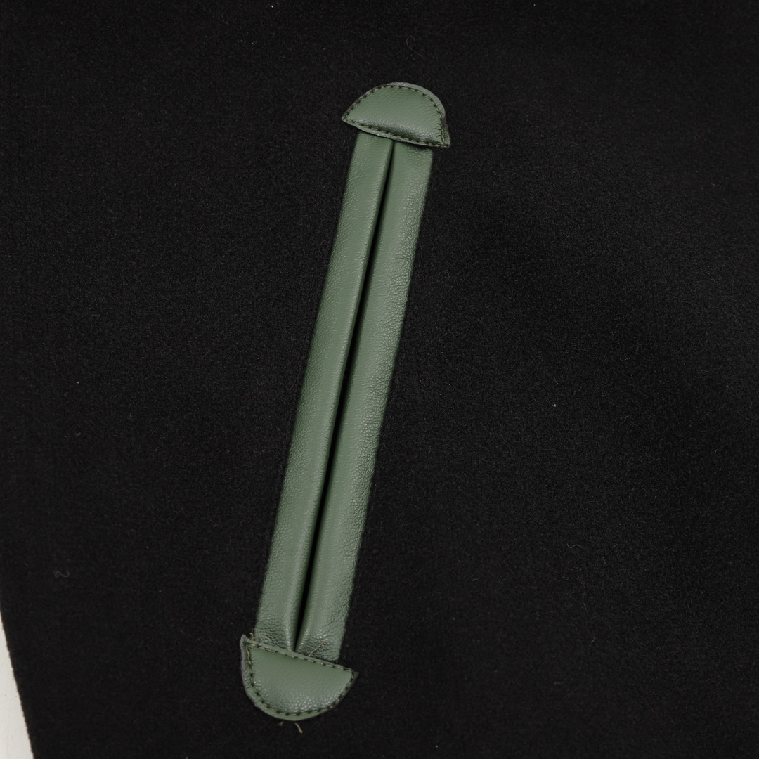 💰305DIOR/迪奥 字母刺绣拼接棒球服夹克外套
温馨提示：建议手洗或者干洗！！
今年格外火爆 棒球服外套，市场各级版本都有(细节你们一定要对比)最牛X的实力品控 生产研究棒球服7个年头 细节精致 拥有它,你就是全宇宙的最靓的仔. 烤漆面全平面四合扣(纽扣带LOGO)，面料定制就发了一个多月 不是市面现成的 采用毛昵混纺，定织定染 拥有较高的色牢度 初次洗涤还是建议手洗或者干洗 《下摆的针织罗纹定织》， 内衬是丝滑细腻的铜氨纤维材质，直接贴身穿着 舒适无比，重磅单品，代购版本！
Size：XS-L