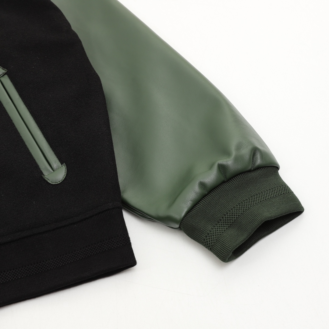 💰305DIOR/迪奥 字母刺绣拼接棒球服夹克外套
温馨提示：建议手洗或者干洗！！
今年格外火爆 棒球服外套，市场各级版本都有(细节你们一定要对比)最牛X的实力品控 生产研究棒球服7个年头 细节精致 拥有它,你就是全宇宙的最靓的仔. 烤漆面全平面四合扣(纽扣带LOGO)，面料定制就发了一个多月 不是市面现成的 采用毛昵混纺，定织定染 拥有较高的色牢度 初次洗涤还是建议手洗或者干洗 《下摆的针织罗纹定织》， 内衬是丝滑细腻的铜氨纤维材质，直接贴身穿着 舒适无比，重磅单品，代购版本！
Size：XS-L