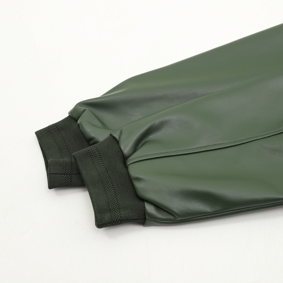 💰305DIOR/迪奥 字母刺绣拼接棒球服夹克外套
温馨提示：建议手洗或者干洗！！
今年格外火爆 棒球服外套，市场各级版本都有(细节你们一定要对比)最牛X的实力品控 生产研究棒球服7个年头 细节精致 拥有它,你就是全宇宙的最靓的仔. 烤漆面全平面四合扣(纽扣带LOGO)，面料定制就发了一个多月 不是市面现成的 采用毛昵混纺，定织定染 拥有较高的色牢度 初次洗涤还是建议手洗或者干洗 《下摆的针织罗纹定织》， 内衬是丝滑细腻的铜氨纤维材质，直接贴身穿着 舒适无比，重磅单品，代购版本！
Size：XS-L