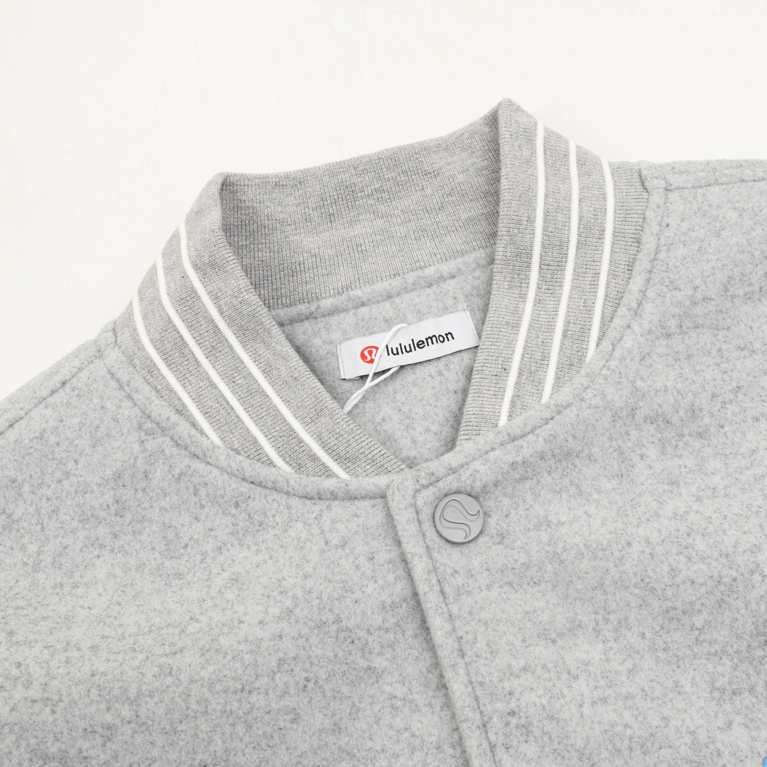 💰305lululemon/璐璐乐蒙 字母刺绣拼接棒球服夹克外套
温馨提示：建议手洗或者干洗！！
今年格外火爆 棒球服外套，市场各级版本都有(细节你们一定要对比)最牛X的实力品控 生产研究棒球服7个年头 细节精致 拥有它,你就是全宇宙的最靓的仔. 烤漆面全平面四合扣(纽扣带LOGO)，面料定制就发了一个多月 不是市面现成的 采用毛昵混纺，定织定染 拥有较高的色牢度 初次洗涤还是建议手洗或者干洗 《下摆的针织罗纹定织》， 内衬是丝滑细腻的铜氨纤维材质，直接贴身穿着 舒适无比，重磅单品，代购版本！
Size：XS-L